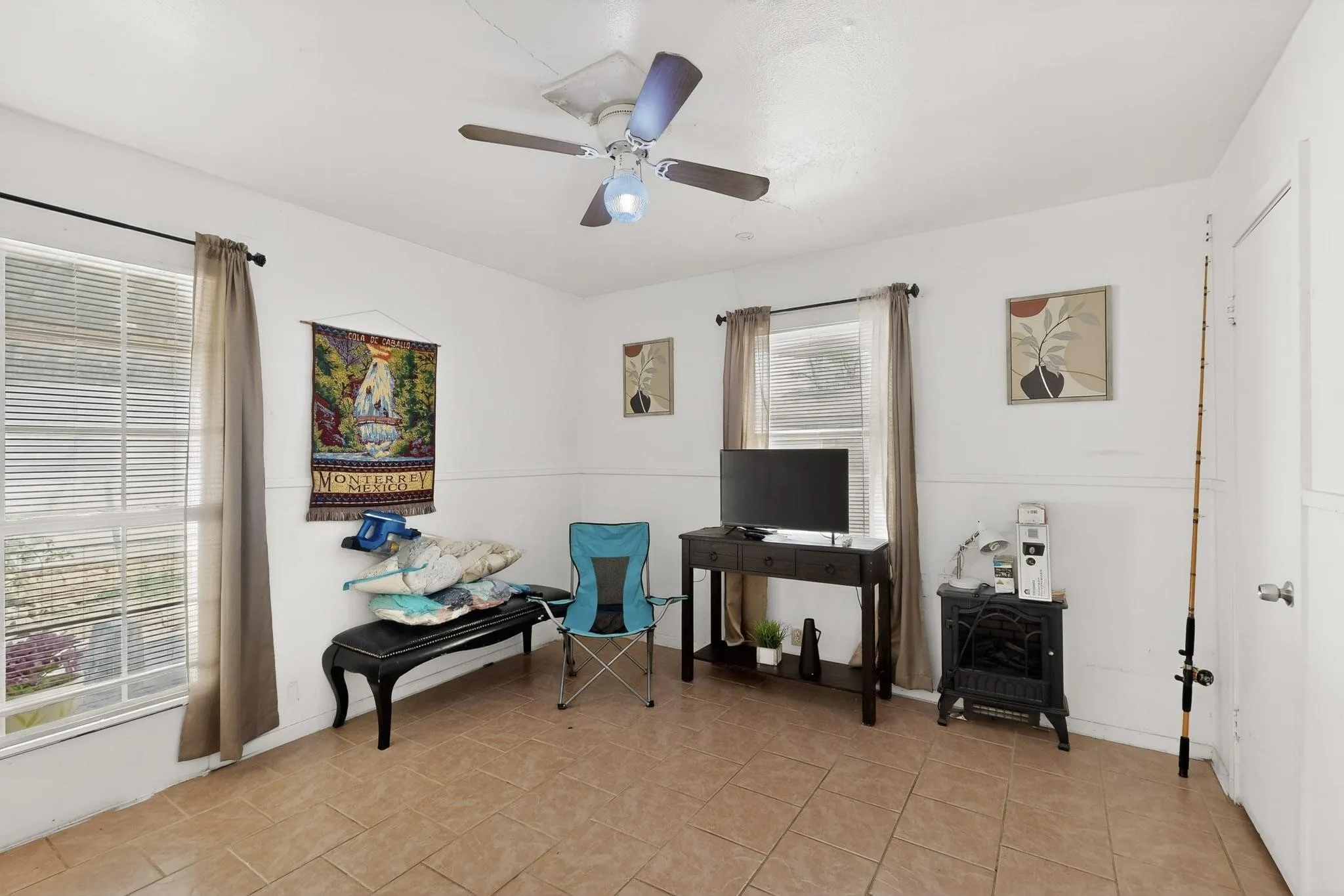 Sitting room with a ceiling fan