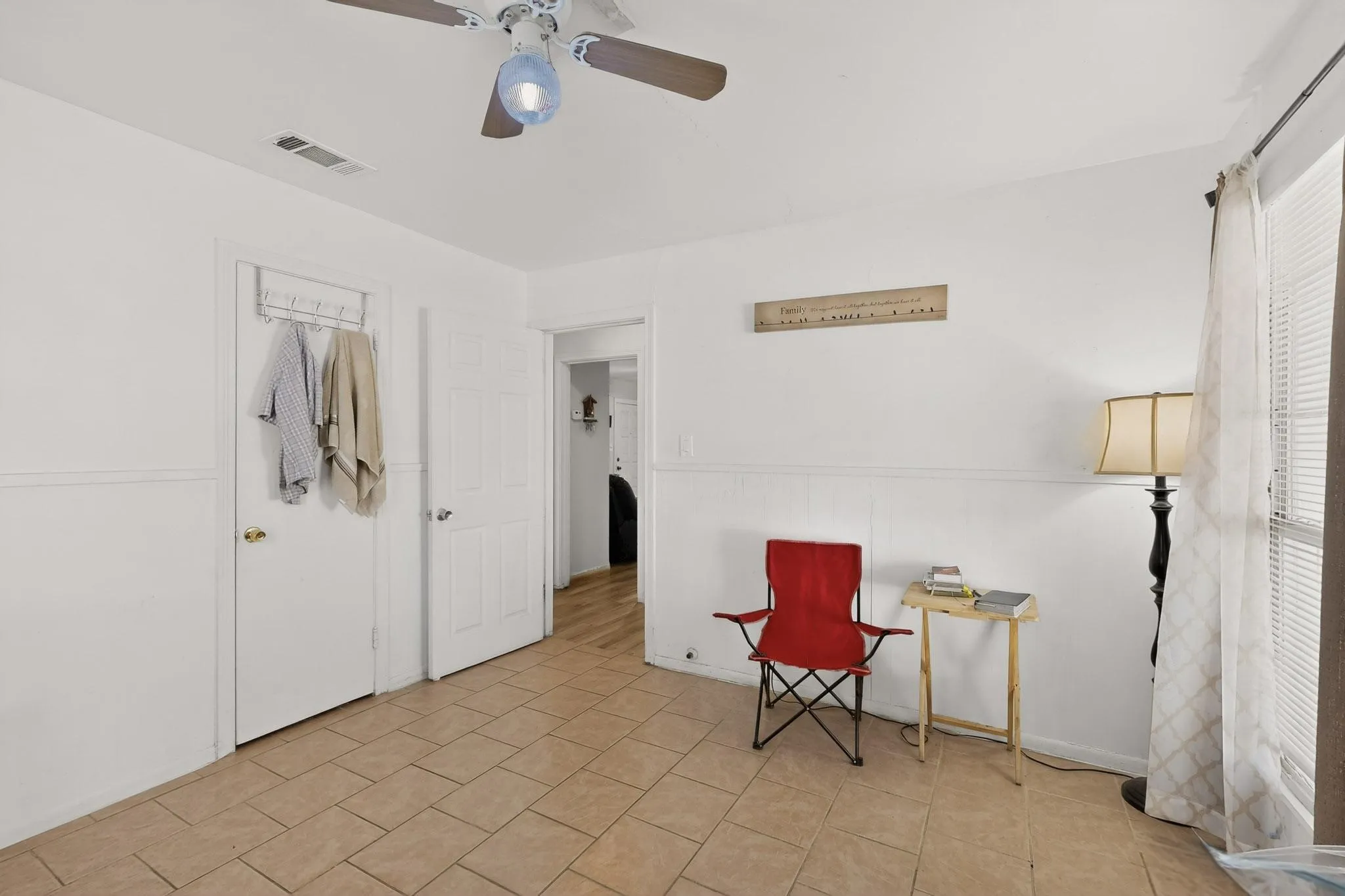 Living area with a ceiling fan