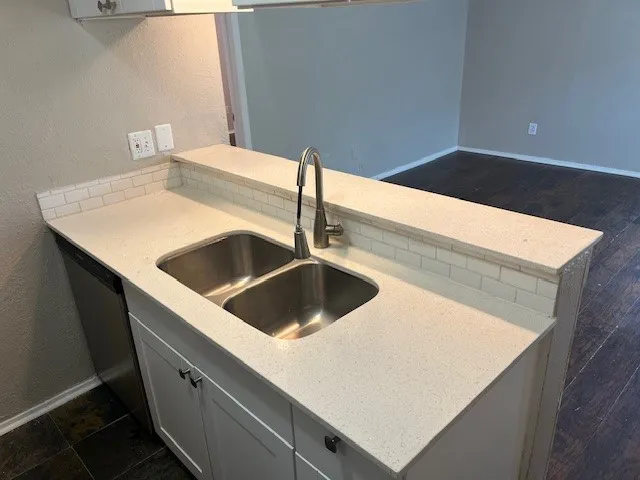 Apartment For Rent in Dallas County , 2821 Reagan Street 202, Dallas, Texas 75219, 1 Bedroom, 1 Bathroom, Garage spaces, 550 Sqft, built in 1972, Preowned, Price $1,000, mls#21216513, Real Estate Agent in Dallas, Homes For Rent in Dallas county, Homes For Rent in Dallas, Realtor in Dallas Texas, Real Estate Brokerage Independent Realty Texas, Luminita Cordes Realtor