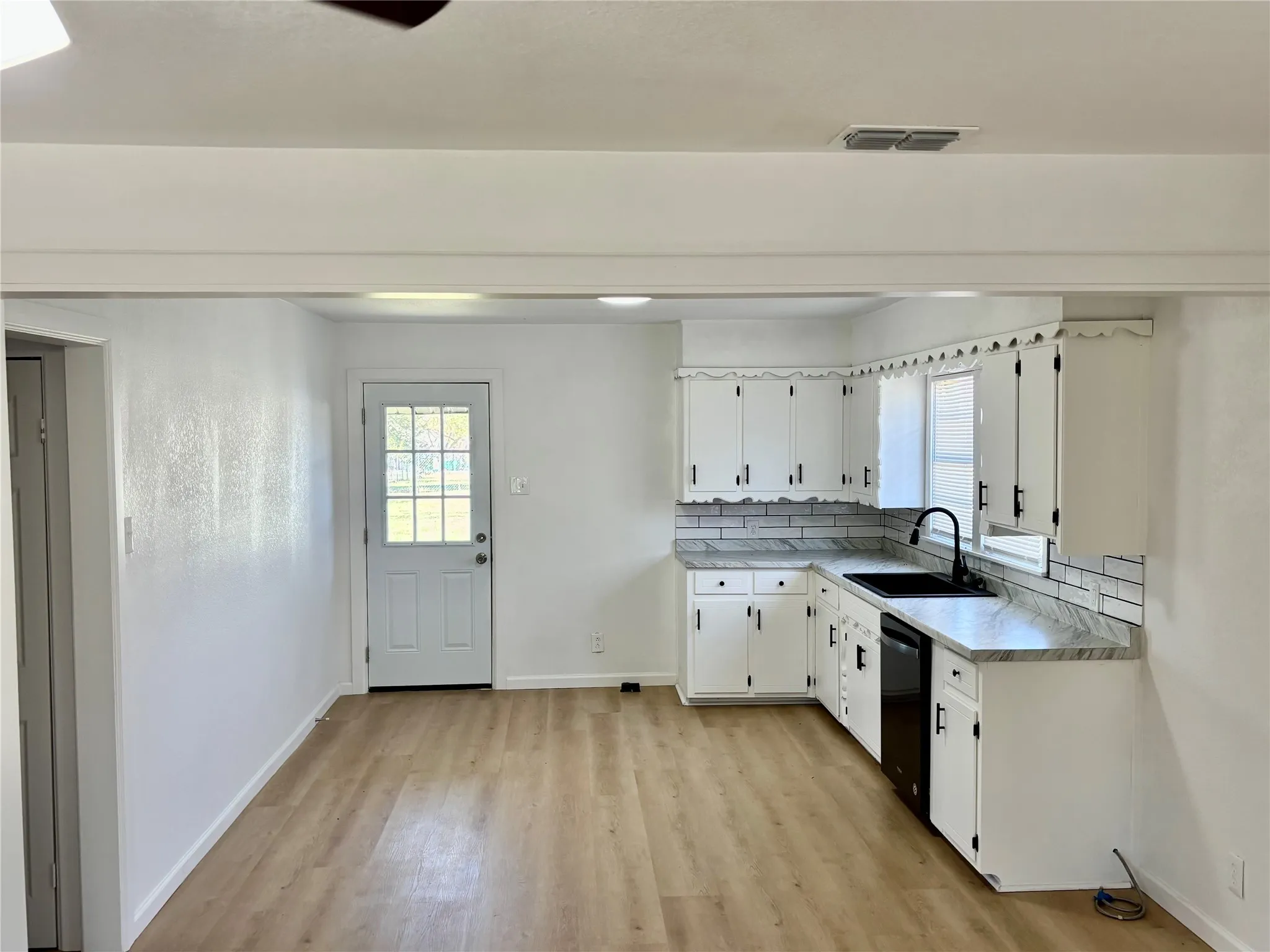 Single Family Residence For Sale in Montague County , 607 Baylor Street, Nocona, Texas 76255, 3 Bedroom, 2 Bathroom, Garage spaces, 1,330 Sqft, built in 1965, Preowned, mls#21216520, Real Estate Agent in Nocona, Homes For Sale in Montague county, Homes For Sale in Nocona, Realtor in Nocona Texas, Real Estate Brokerage Independent Realty Texas, Luminita Cordes Realtor