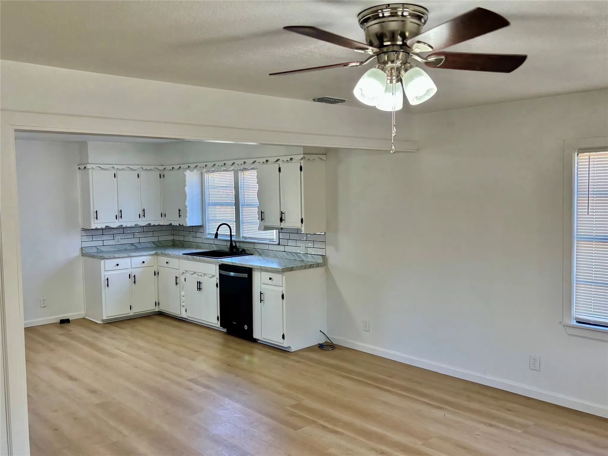 Single Family Residence For Sale in Montague County , 607 Baylor Street, Nocona, Texas 76255, 3 Bedroom, 2 Bathroom, Garage spaces, 1,330 Sqft, built in 1965, Preowned, mls#21216520, Real Estate Agent in Nocona, Homes For Sale in Montague county, Homes For Sale in Nocona, Realtor in Nocona Texas, Real Estate Brokerage Independent Realty Texas, Luminita Cordes Realtor