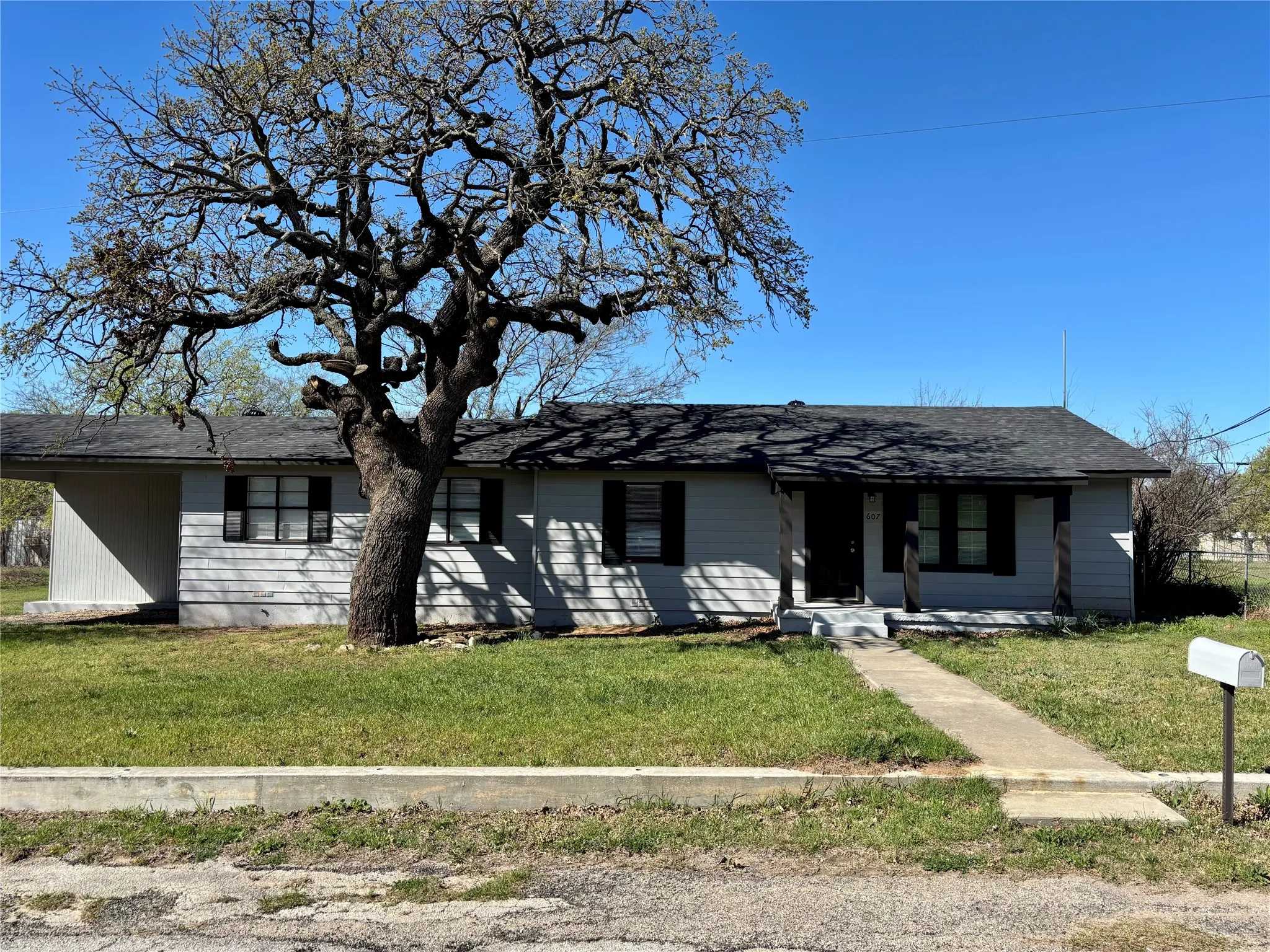 Single Family Residence For Sale in Montague County , 607 Baylor Street, Nocona, Texas 76255, 3 Bedroom, 2 Bathroom, Garage spaces, 1,330 Sqft, built in 1965, Preowned, mls#21216520, Real Estate Agent in Nocona, Homes For Sale in Montague county, Homes For Sale in Nocona, Realtor in Nocona Texas, Real Estate Brokerage Independent Realty Texas, Luminita Cordes Realtor