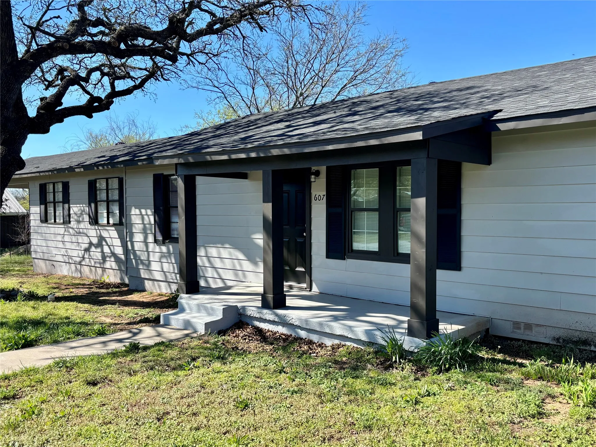 Single Family Residence For Sale in Montague County , 607 Baylor Street, Nocona, Texas 76255, 3 Bedroom, 2 Bathroom, Garage spaces, 1,330 Sqft, built in 1965, Preowned, mls#21216520, Real Estate Agent in Nocona, Homes For Sale in Montague county, Homes For Sale in Nocona, Realtor in Nocona Texas, Real Estate Brokerage Independent Realty Texas, Luminita Cordes Realtor
