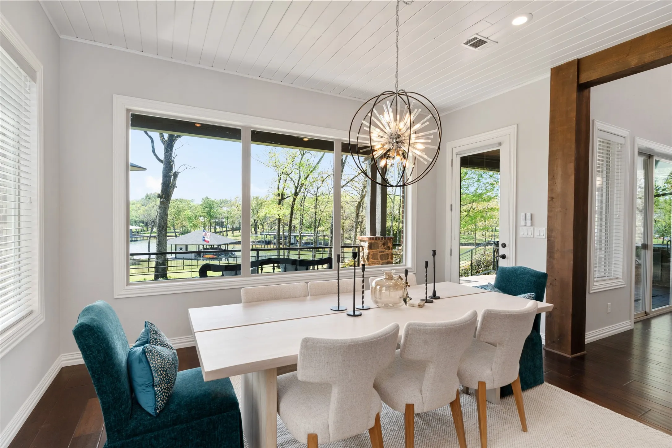 Dining w/Lake view