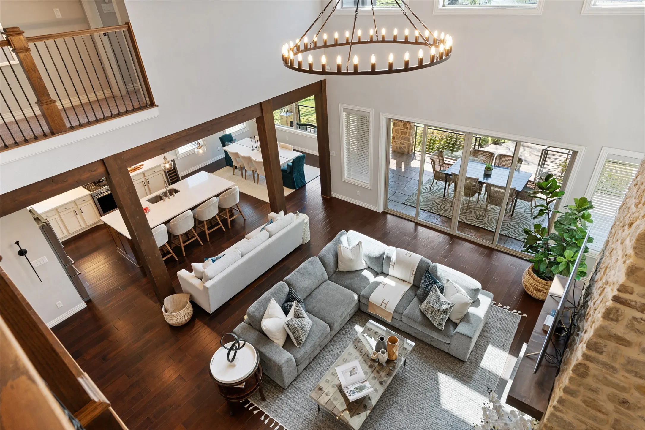Living room w/massive chandelier