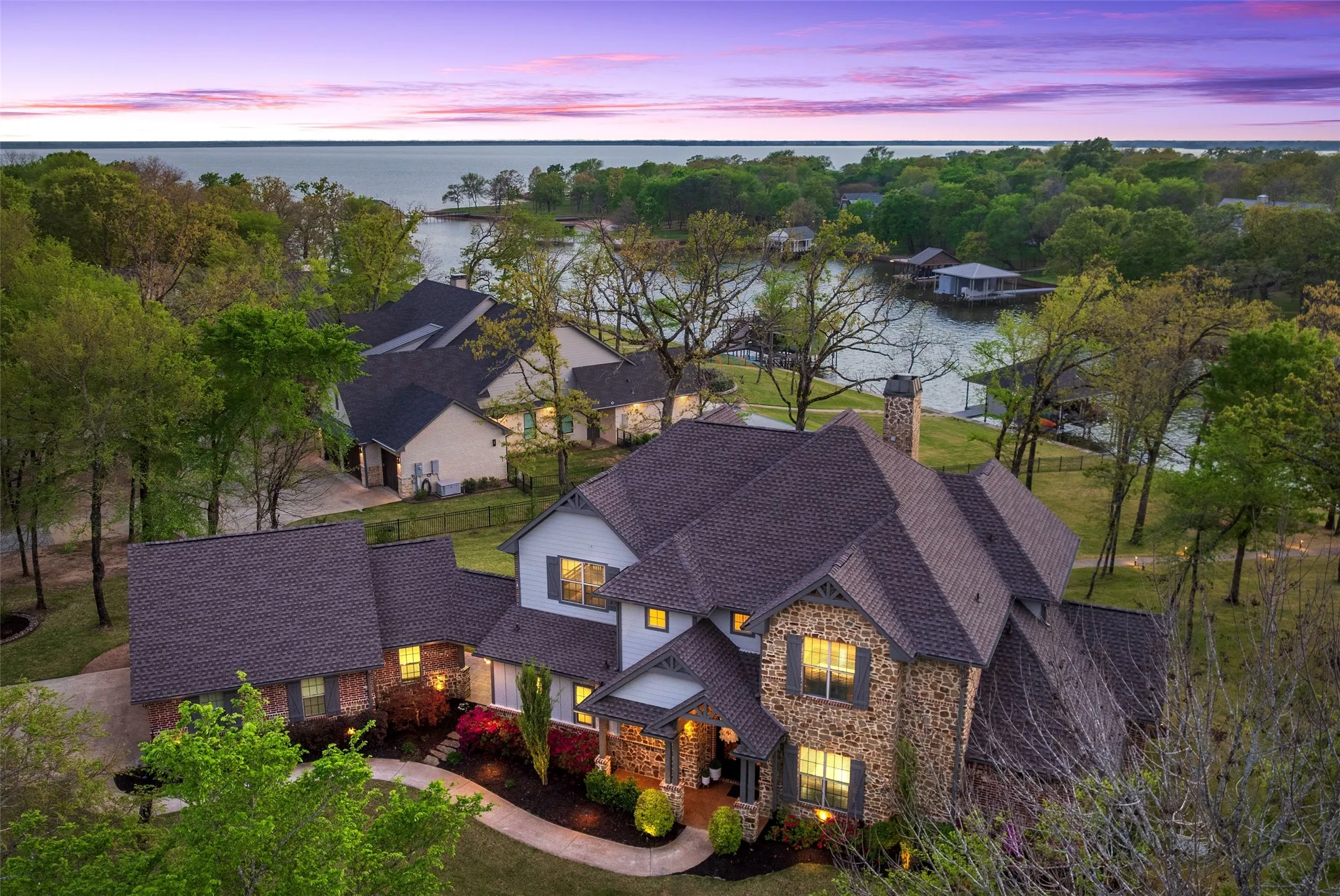 Single Family Residence For Sale in Henderson County , 211 Sandpiper Drive, Mabank, Texas 75156, 6 Bedroom, 5 Bathroom, 3 Garage spaces, 3,854 Sqft, built in 2016, mls#21213192, Real Estate Agent in Mabank, Homes For Sale in Henderson county, Homes For Sale in Mabank, Realtor in Mabank Texas, Real Estate Brokerage Independent Realty Texas, Luminita Cordes Realtor