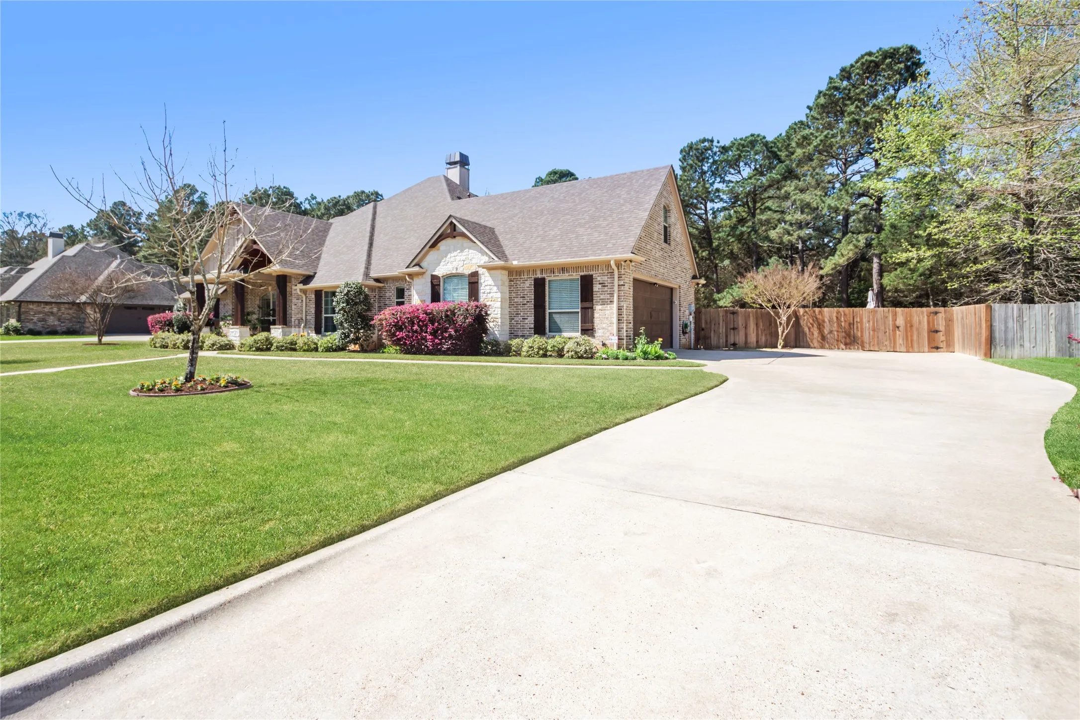 Single Family Residence For Sale in Smith County , 12065 Jazmin Circle, Flint, Texas 75762, 4 Bedrooms, 4 Bathrooms, 2 Garage spaces, 3,454 Sqft, built in 2014, Preowned, Price $795,000, mls#21209469, Real Estate Agent in Flint, Homes For Sale in Smith county, Homes For Sale in Flint, Realtor in Flint Texas, Real Estate Brokerage Independent Realty Texas, Luminita Cordes Realtor