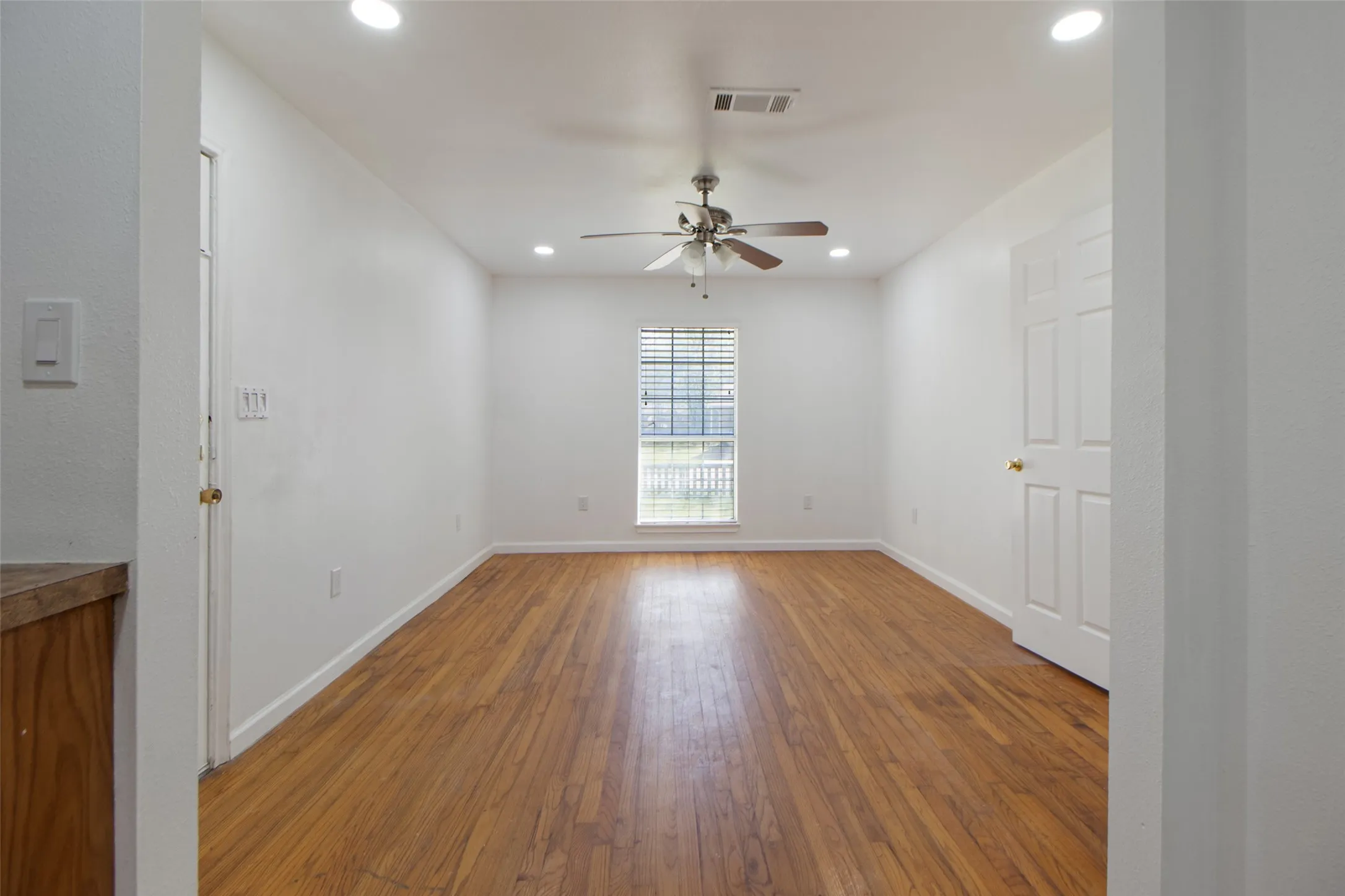 Flex room with recessed lighting and a ceiling fan