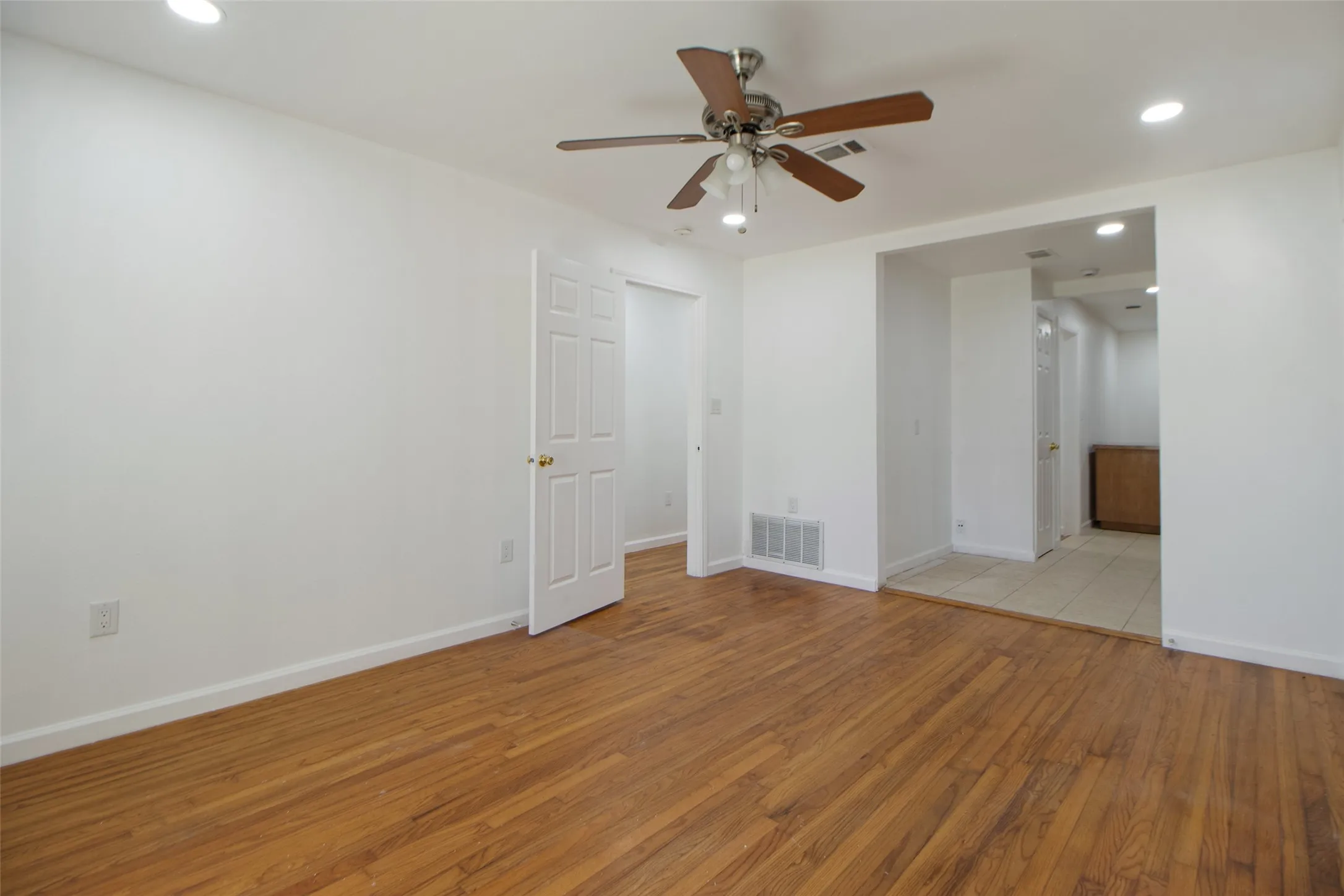 Flex room with recessed lighting and a ceiling fan