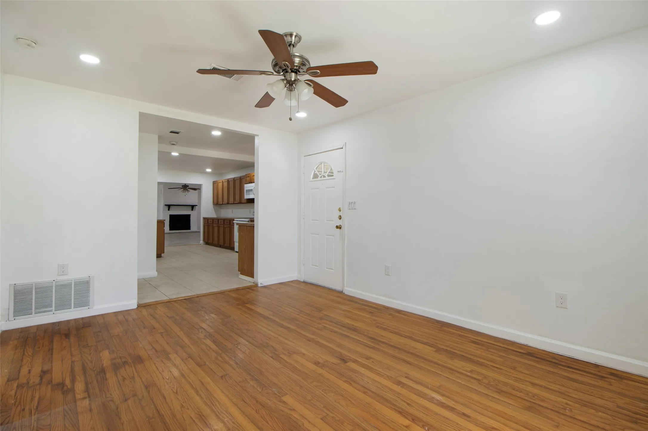Flex room with recessed lighting and a ceiling fan