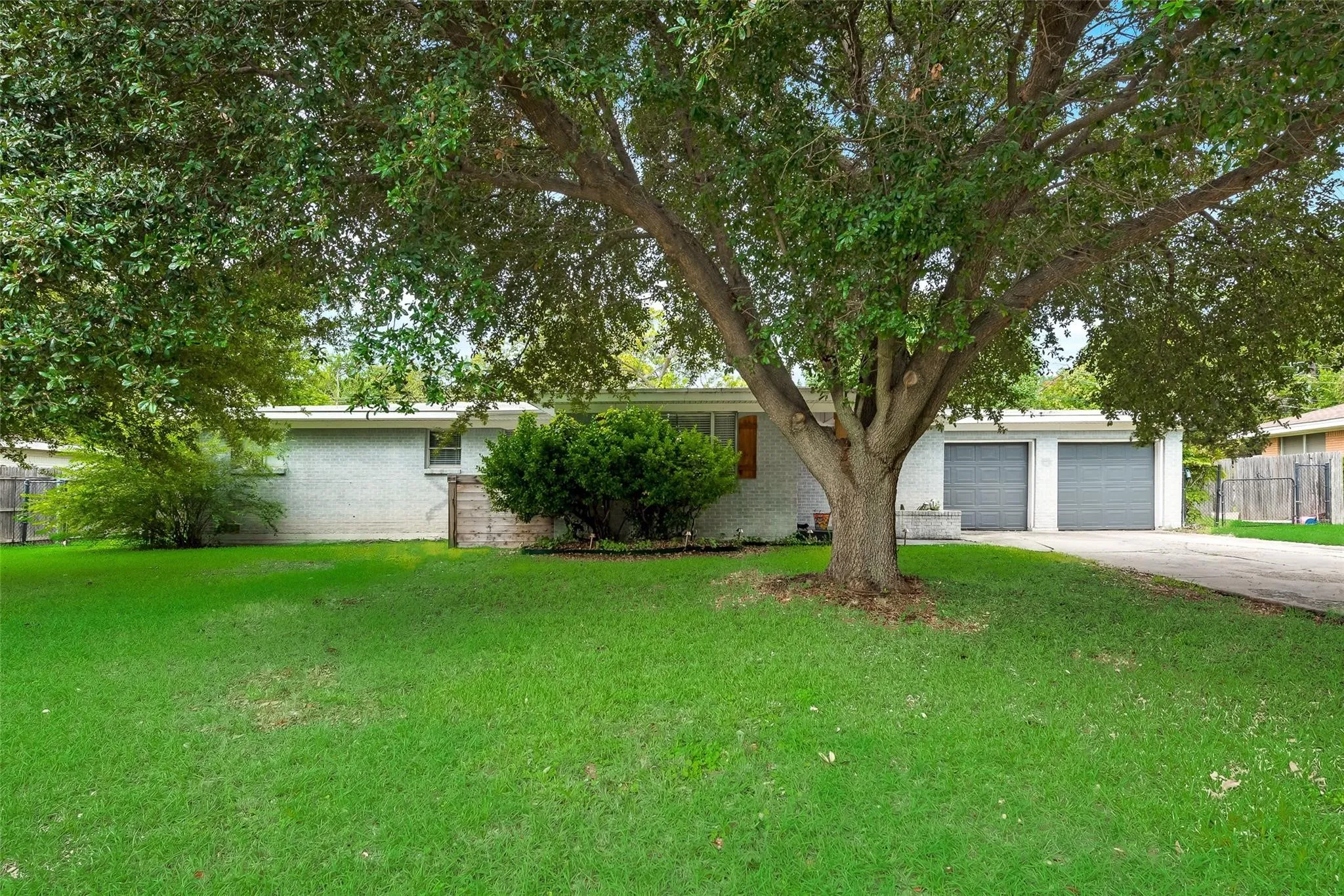 Single Family Residence For Sale in Tarrant County , 3812 Springbranch Drive, Benbrook, Texas 76116, 3 Bedroom, 2 Bathroom, 2 Garage spaces, 1,715 Sqft, built in 1957, mls#21216754, Real Estate Agent in Benbrook, Homes For Sale in Tarrant county, Homes For Sale in Benbrook, Realtor in Benbrook Texas, Real Estate Brokerage Independent Realty Texas, Luminita Cordes Realtor