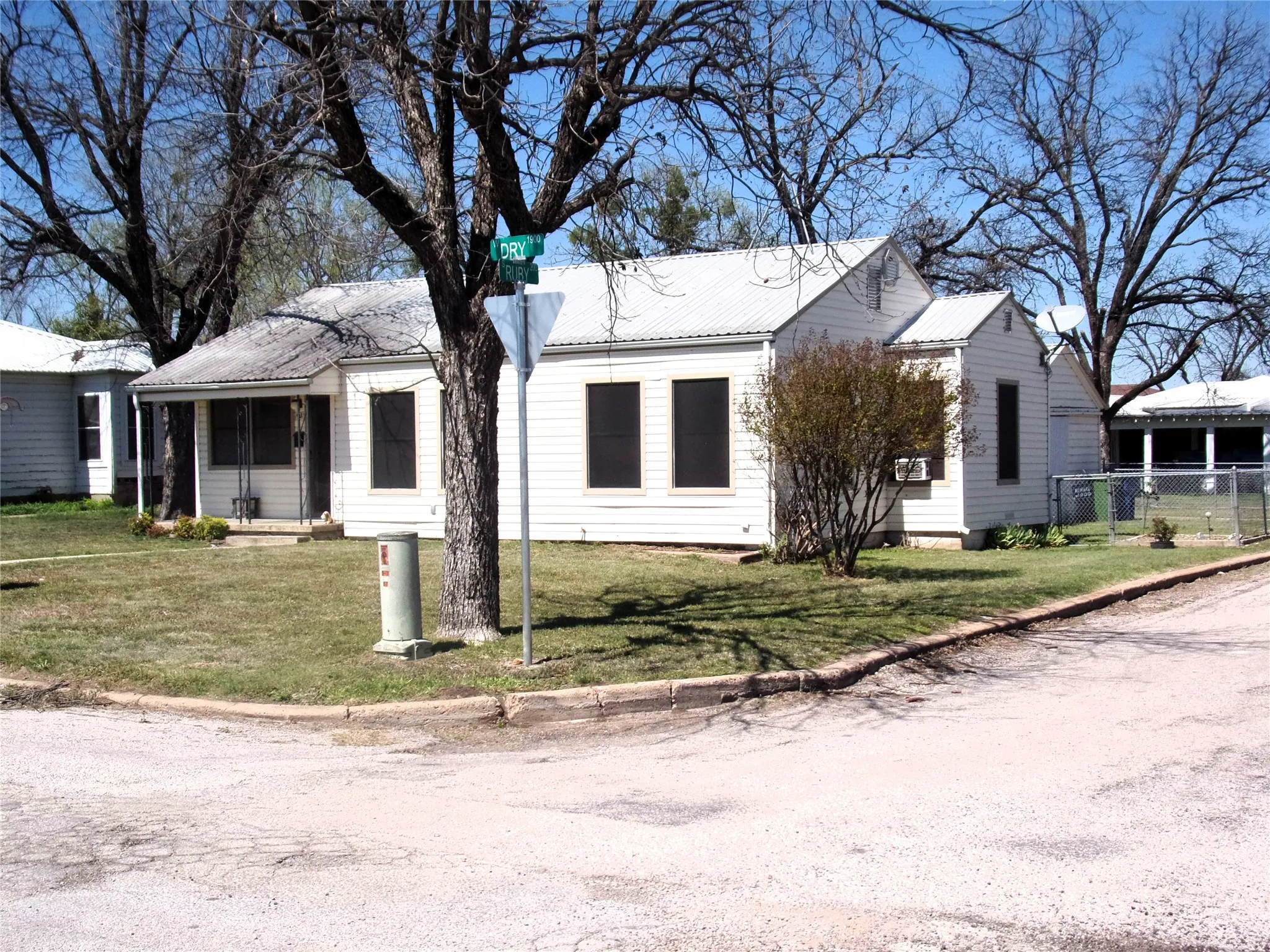 Single Family Residence For Sale in San Saba County , 1902 W Dry Street, San Saba, Texas 76877, 3 Bedroom, 1 Bathroom, 1 Garage spaces, 966 Sqft, built in 1940, mls#21216769, Real Estate Agent in San Saba, Homes For Sale in San Saba county, Homes For Sale in San Saba, Realtor in San Saba Texas, Real Estate Brokerage Independent Realty Texas, Luminita Cordes Realtor