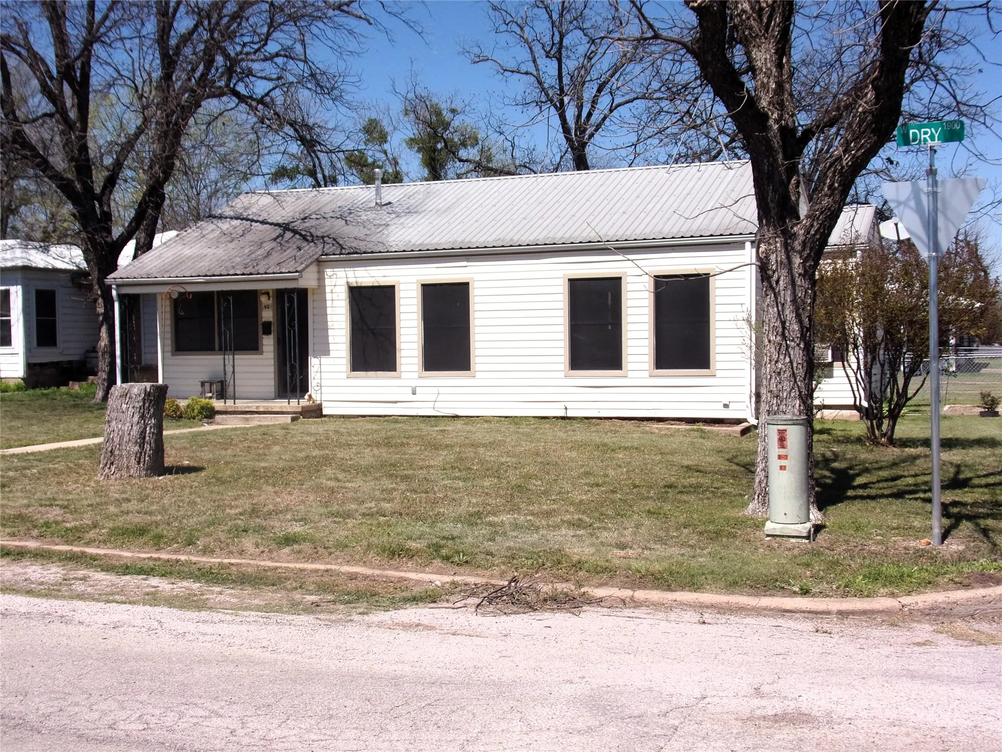 Single Family Residence For Sale in San Saba County , 1902 W Dry Street, San Saba, Texas 76877, 3 Bedroom, 1 Bathroom, 1 Garage spaces, 966 Sqft, built in 1940, mls#21216769, Real Estate Agent in San Saba, Homes For Sale in San Saba county, Homes For Sale in San Saba, Realtor in San Saba Texas, Real Estate Brokerage Independent Realty Texas, Luminita Cordes Realtor