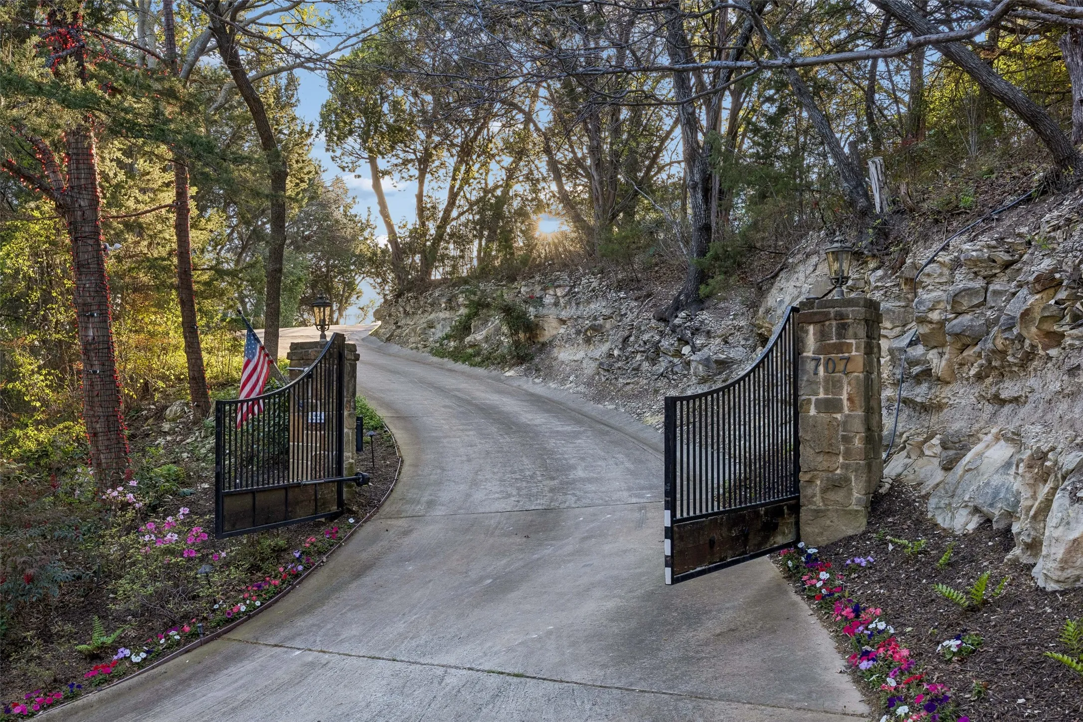 Single Family Residence For Sale in Dallas County , 707 Oakhill Lane, Cedar Hill, Texas 75104, 5 Bedroom, 7 Bathroom, 4 Garage spaces, 5,400 Sqft, built in 2007, Preowned, mls#21212292, Real Estate Agent in Cedar Hill, Homes For Sale in Dallas county, Homes For Sale in Cedar Hill, Realtor in Cedar Hill Texas, Real Estate Brokerage Independent Realty Texas, Luminita Cordes Realtor