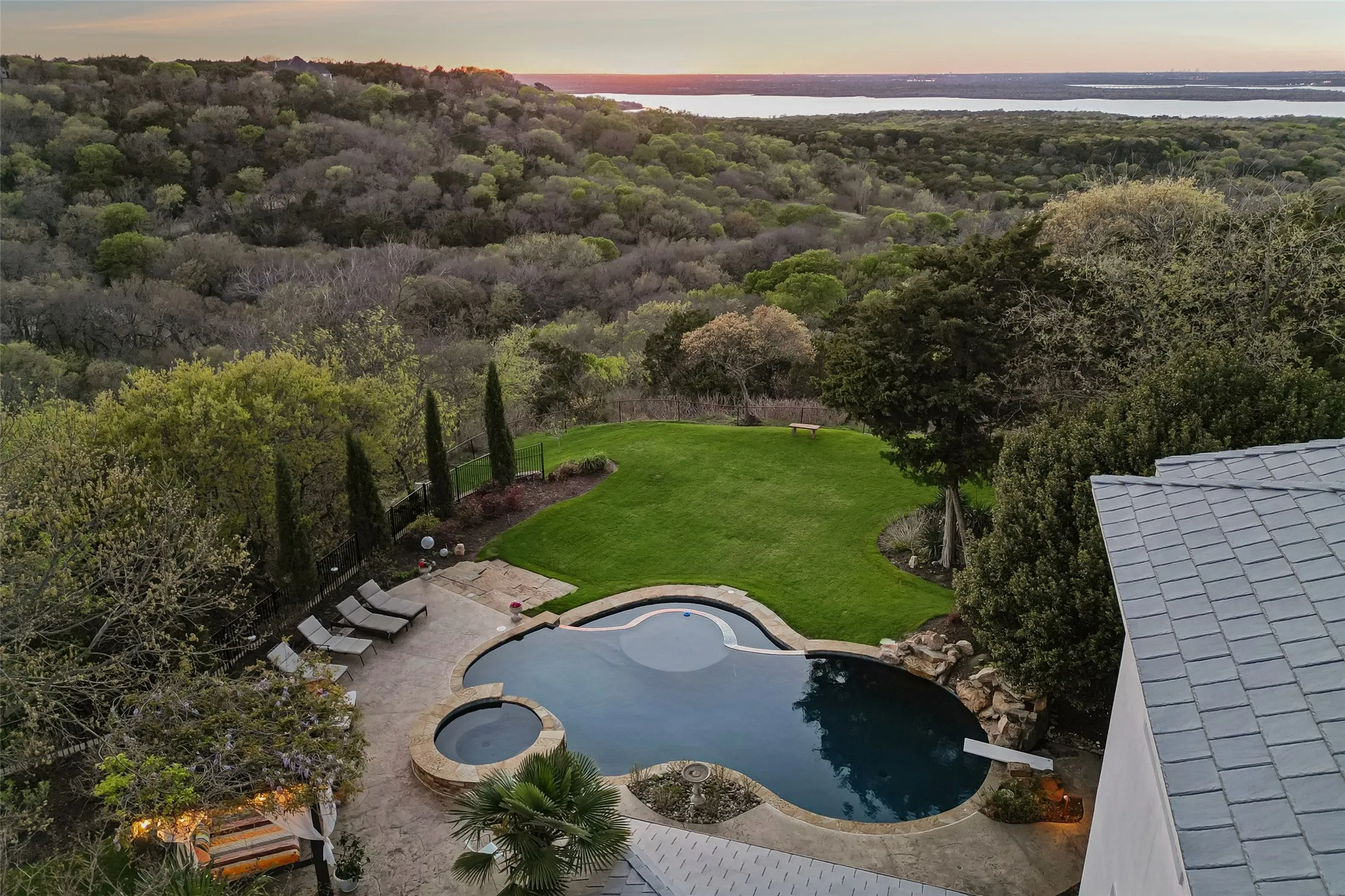 Single Family Residence For Sale in Dallas County , 707 Oakhill Lane, Cedar Hill, Texas 75104, 5 Bedroom, 7 Bathroom, 4 Garage spaces, 5,400 Sqft, built in 2007, Preowned, mls#21212292, Real Estate Agent in Cedar Hill, Homes For Sale in Dallas county, Homes For Sale in Cedar Hill, Realtor in Cedar Hill Texas, Real Estate Brokerage Independent Realty Texas, Luminita Cordes Realtor