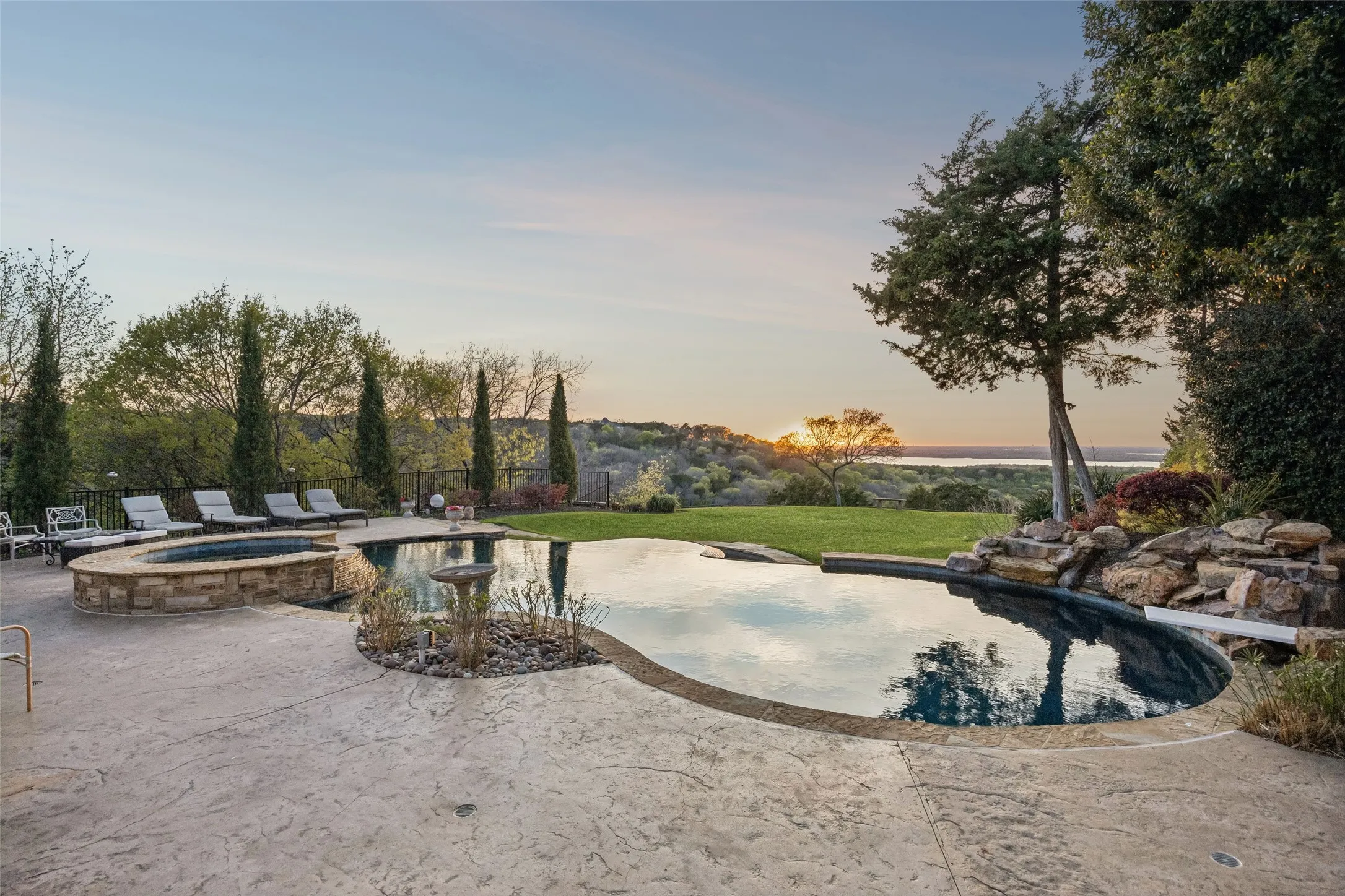 Single Family Residence For Sale in Dallas County , 707 Oakhill Lane, Cedar Hill, Texas 75104, 5 Bedroom, 7 Bathroom, 4 Garage spaces, 5,400 Sqft, built in 2007, Preowned, mls#21212292, Real Estate Agent in Cedar Hill, Homes For Sale in Dallas county, Homes For Sale in Cedar Hill, Realtor in Cedar Hill Texas, Real Estate Brokerage Independent Realty Texas, Luminita Cordes Realtor