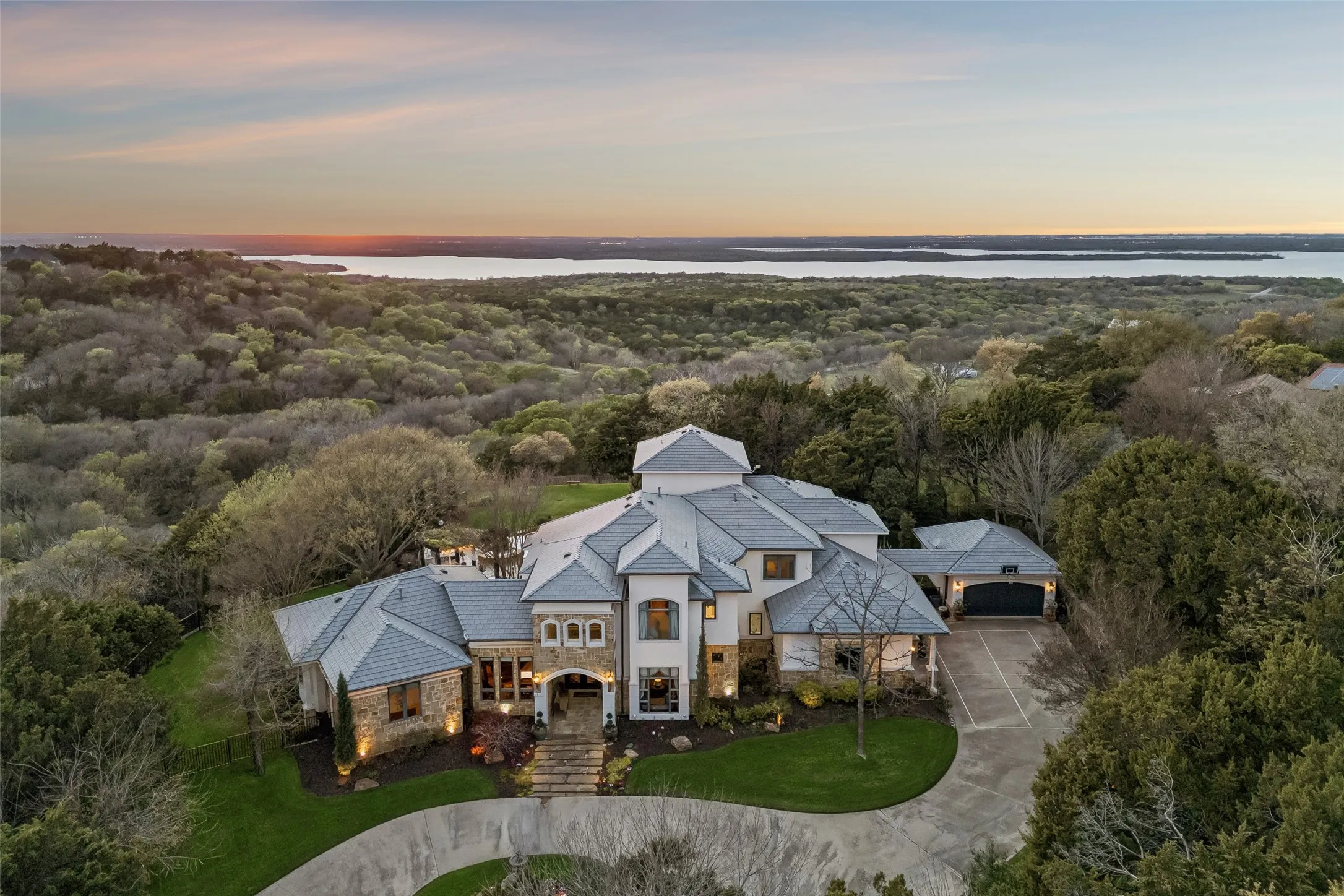 Single Family Residence For Sale in Dallas County , 707 Oakhill Lane, Cedar Hill, Texas 75104, 5 Bedroom, 7 Bathroom, 4 Garage spaces, 5,400 Sqft, built in 2007, Preowned, mls#21212292, Real Estate Agent in Cedar Hill, Homes For Sale in Dallas county, Homes For Sale in Cedar Hill, Realtor in Cedar Hill Texas, Real Estate Brokerage Independent Realty Texas, Luminita Cordes Realtor