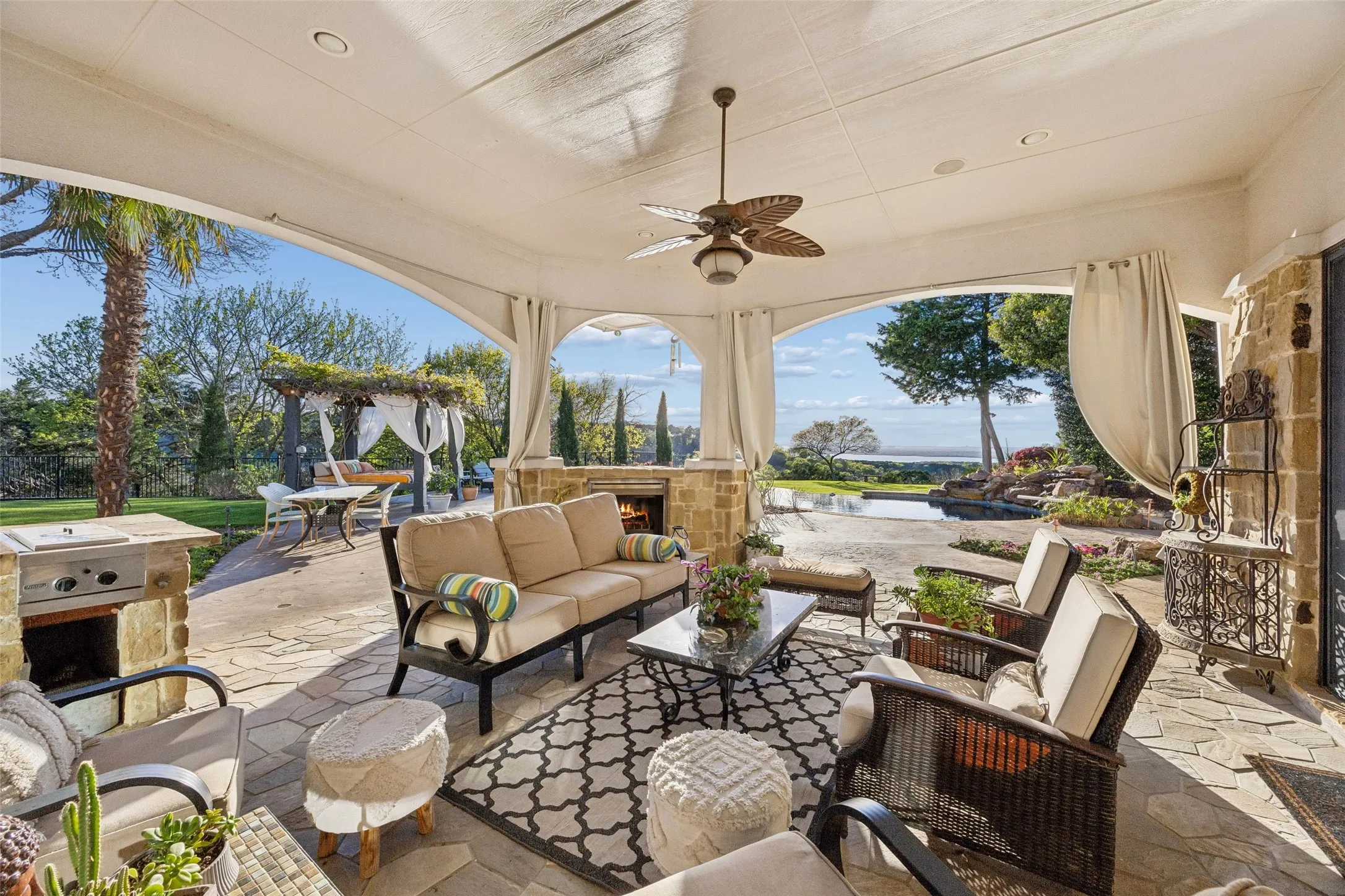 Single Family Residence For Sale in Dallas County , 707 Oakhill Lane, Cedar Hill, Texas 75104, 5 Bedroom, 7 Bathroom, 4 Garage spaces, 5,400 Sqft, built in 2007, Preowned, mls#21212292, Real Estate Agent in Cedar Hill, Homes For Sale in Dallas county, Homes For Sale in Cedar Hill, Realtor in Cedar Hill Texas, Real Estate Brokerage Independent Realty Texas, Luminita Cordes Realtor
