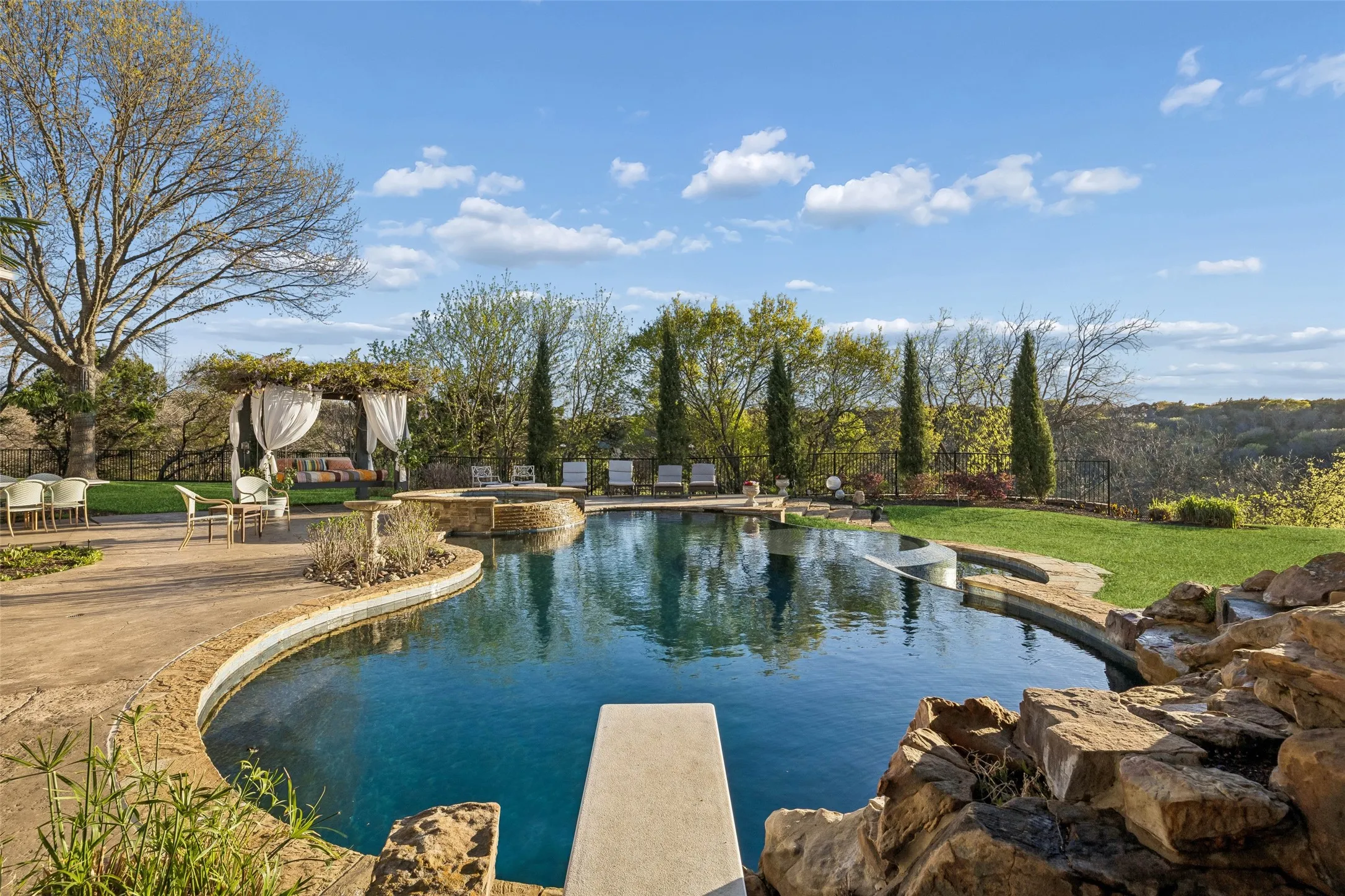 Single Family Residence For Sale in Dallas County , 707 Oakhill Lane, Cedar Hill, Texas 75104, 5 Bedroom, 7 Bathroom, 4 Garage spaces, 5,400 Sqft, built in 2007, Preowned, mls#21212292, Real Estate Agent in Cedar Hill, Homes For Sale in Dallas county, Homes For Sale in Cedar Hill, Realtor in Cedar Hill Texas, Real Estate Brokerage Independent Realty Texas, Luminita Cordes Realtor