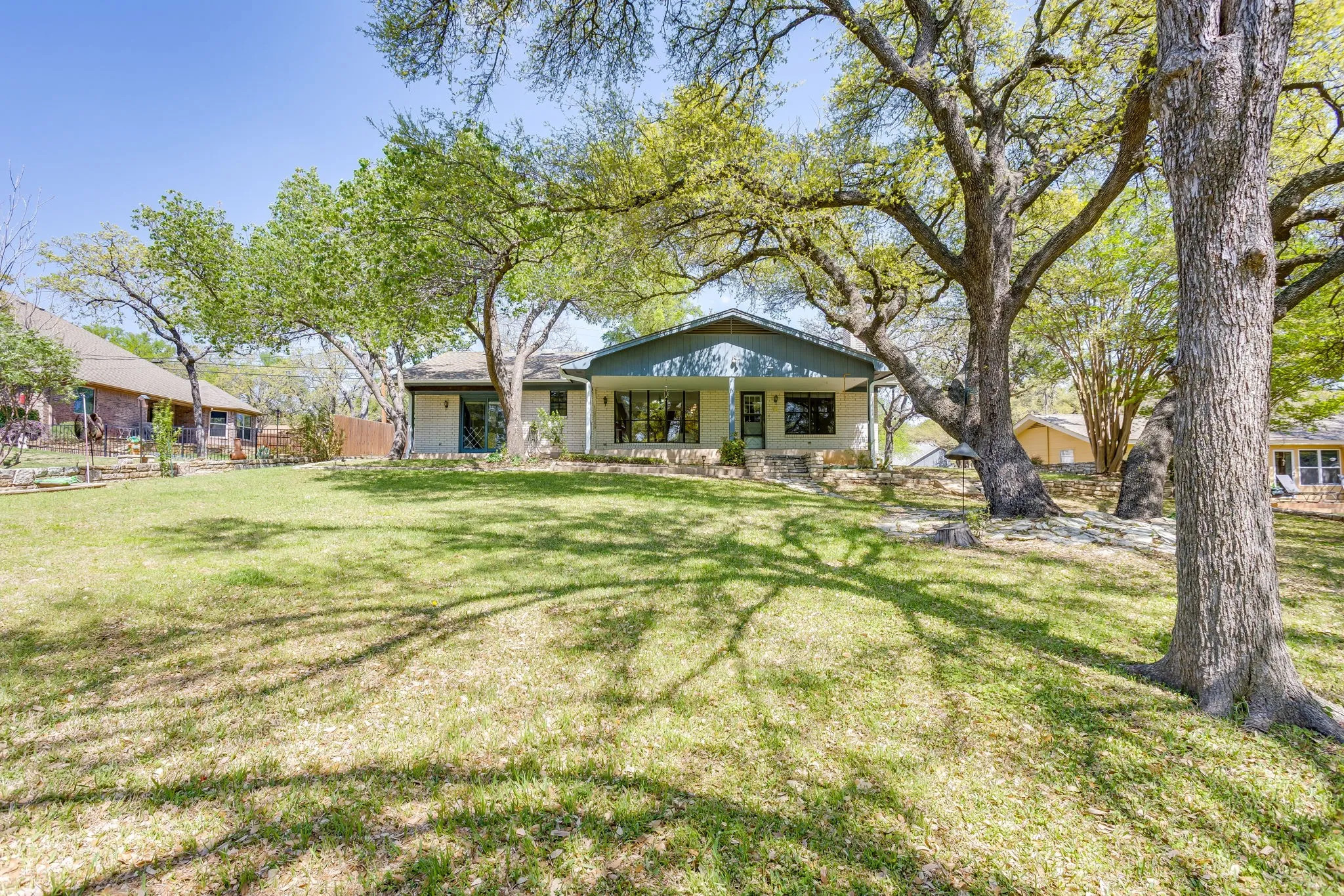 Single Family Residence For Sale in Hood County , 4031 Fairway Drive, Granbury, Texas 76049, 3 Bedroom, 2 Bathroom, 2 Garage spaces, 2,114 Sqft, built in 1978, mls#21205622, Real Estate Agent in Granbury, Homes For Sale in Hood county, Homes For Sale in Granbury, Realtor in Granbury Texas, Real Estate Brokerage Independent Realty Texas, Luminita Cordes Realtor