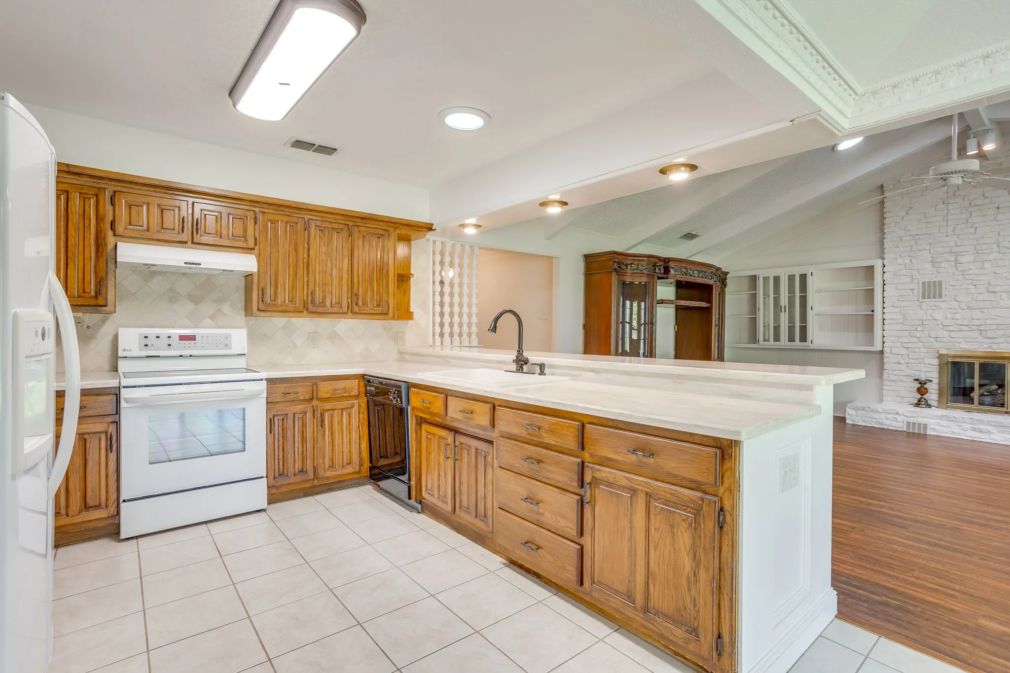 Single Family Residence For Sale in Hood County , 4031 Fairway Drive, Granbury, Texas 76049, 3 Bedroom, 2 Bathroom, 2 Garage spaces, 2,114 Sqft, built in 1978, mls#21205622, Real Estate Agent in Granbury, Homes For Sale in Hood county, Homes For Sale in Granbury, Realtor in Granbury Texas, Real Estate Brokerage Independent Realty Texas, Luminita Cordes Realtor