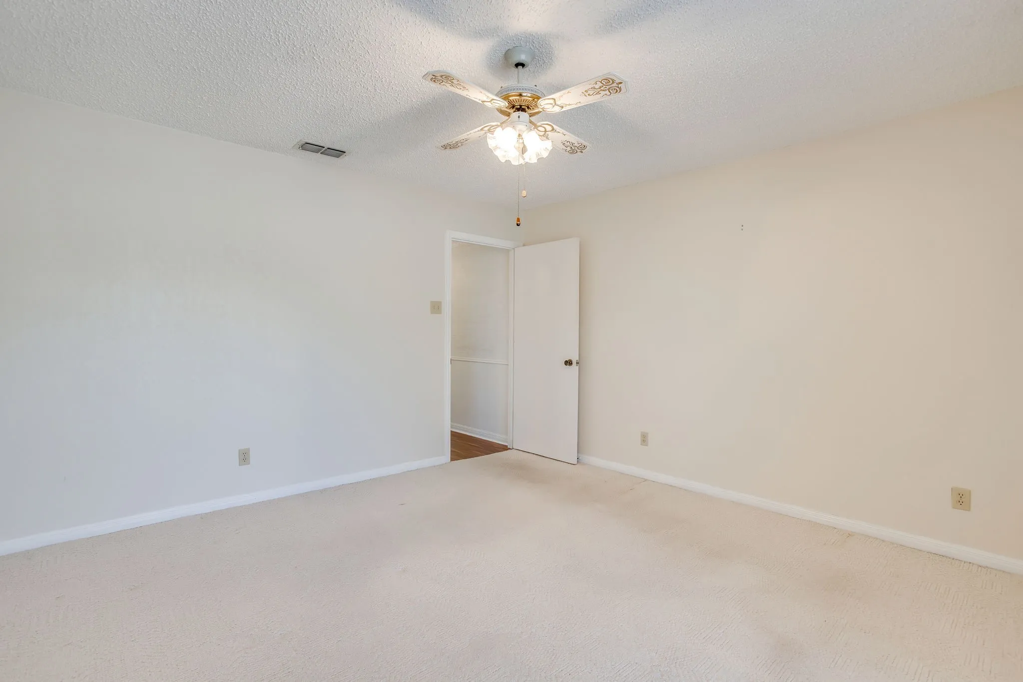 Single Family Residence For Sale in Hood County , 4031 Fairway Drive, Granbury, Texas 76049, 3 Bedroom, 2 Bathroom, 2 Garage spaces, 2,114 Sqft, built in 1978, mls#21205622, Real Estate Agent in Granbury, Homes For Sale in Hood county, Homes For Sale in Granbury, Realtor in Granbury Texas, Real Estate Brokerage Independent Realty Texas, Luminita Cordes Realtor