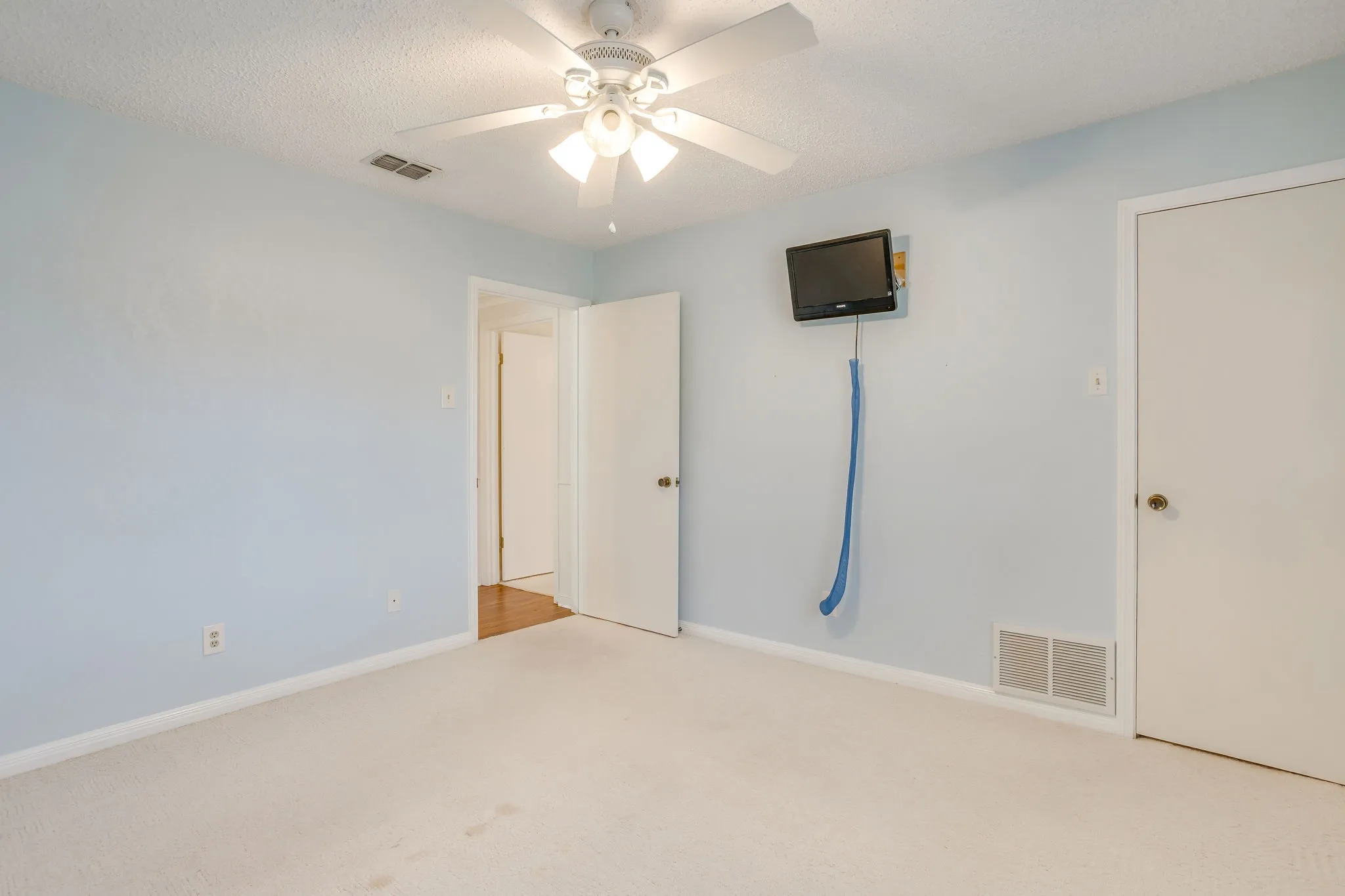 Single Family Residence For Sale in Hood County , 4031 Fairway Drive, Granbury, Texas 76049, 3 Bedroom, 2 Bathroom, 2 Garage spaces, 2,114 Sqft, built in 1978, mls#21205622, Real Estate Agent in Granbury, Homes For Sale in Hood county, Homes For Sale in Granbury, Realtor in Granbury Texas, Real Estate Brokerage Independent Realty Texas, Luminita Cordes Realtor