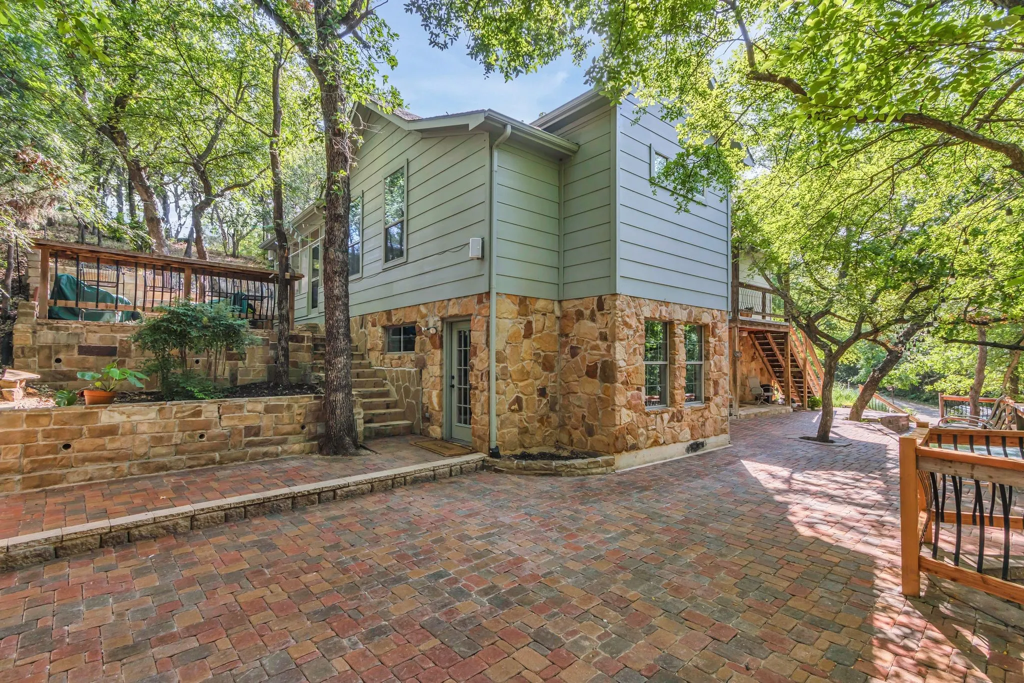 Single Family Residence For Sale in Denton County , 100 N Edgewater Drive, Highland Village, Texas 75077, 4 Bedrooms, 3 Bathrooms, 2 Garage spaces, 3,523 Sqft, built in 2004, Price $885,000, mls#21213138, Real Estate Agent in Highland Village, Homes For Sale in Denton county, Homes For Sale in Highland Village, Realtor in Highland Village Texas, Real Estate Brokerage Independent Realty Texas, Luminita Cordes Realtor