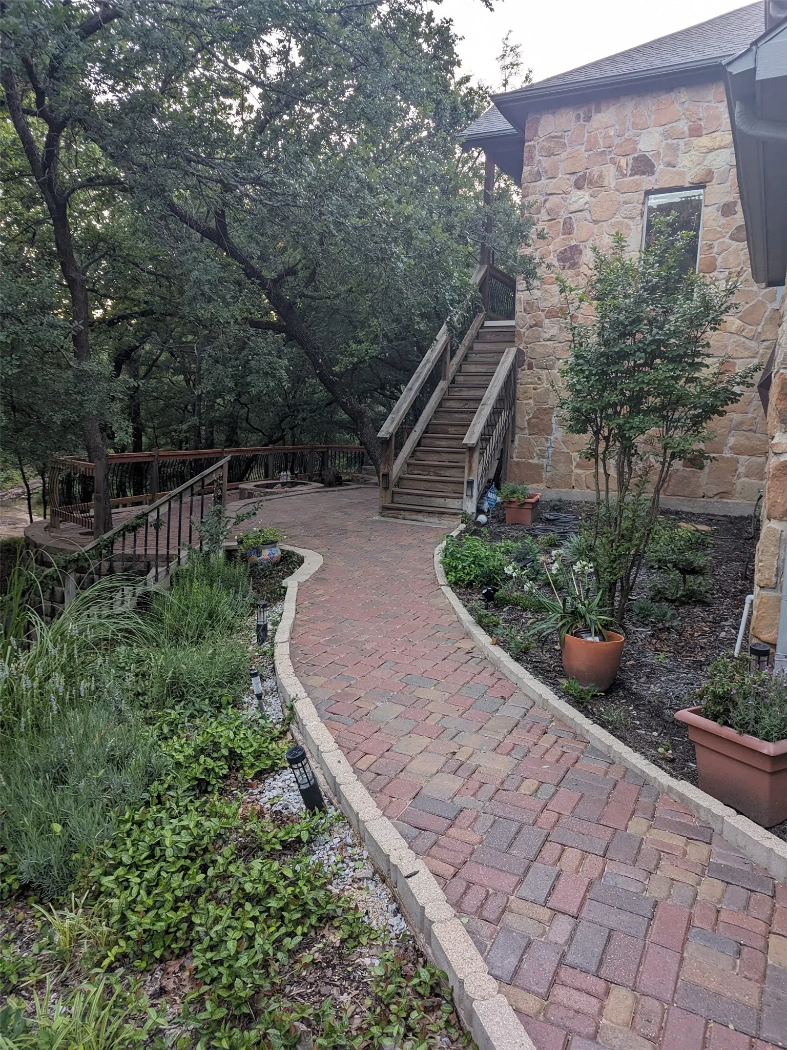 Single Family Residence For Sale in Denton County , 100 N Edgewater Drive, Highland Village, Texas 75077, 4 Bedrooms, 3 Bathrooms, 2 Garage spaces, 3,523 Sqft, built in 2004, Price $885,000, mls#21213138, Real Estate Agent in Highland Village, Homes For Sale in Denton county, Homes For Sale in Highland Village, Realtor in Highland Village Texas, Real Estate Brokerage Independent Realty Texas, Luminita Cordes Realtor