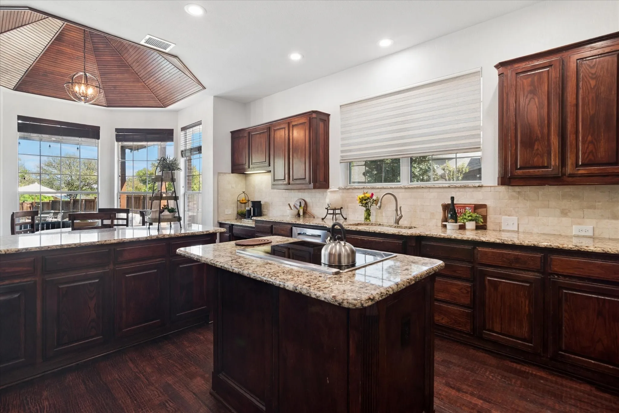 Single Family Residence For Sale in Collin County , 2013 Covey Glen Road, Mc Kinney, Texas 75072, 4 Bedroom, 4 Bathroom, 3 Garage spaces, 4,678 Sqft, built in 2001, Preowned, mls#21215116, Real Estate Agent in Mc Kinney, Homes For Sale in Collin county, Homes For Sale in Mc Kinney, Realtor in Mc Kinney Texas, Real Estate Brokerage Independent Realty Texas, Luminita Cordes Realtor