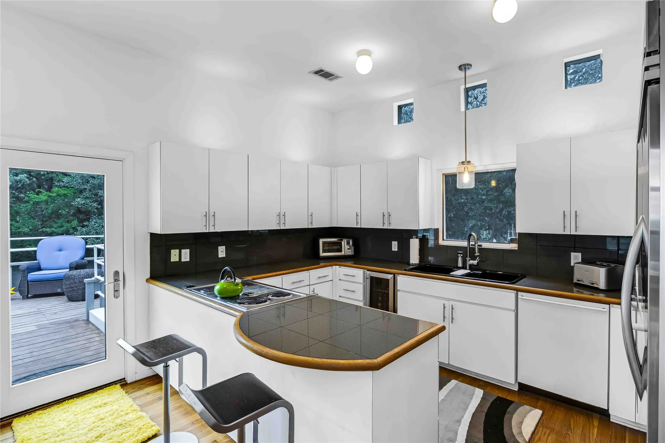 Single Family Residence For Sale in Dallas County , 20 Summit Place, Cedar Hill, Texas 75104, 4 Bedroom, 4 Bathroom, 2 Garage spaces, 2,900 Sqft, built in 1988, mls#21217007, Real Estate Agent in Cedar Hill, Homes For Sale in Dallas county, Homes For Sale in Cedar Hill, Realtor in Cedar Hill Texas, Real Estate Brokerage Independent Realty Texas, Luminita Cordes Realtor