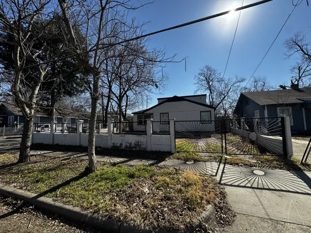 Triplex For Sale in Dallas County , 5118 Ash Lane, Dallas, Texas 75223, 4 Bedroom, 3 Bathroom, Garage spaces, 0 Sqft, built in 1923, Preowned, mls#21217019, Real Estate Agent in Dallas, Homes For Sale in Dallas county, Homes For Sale in Dallas, Realtor in Dallas Texas, Real Estate Brokerage Independent Realty Texas, Luminita Cordes Realtor