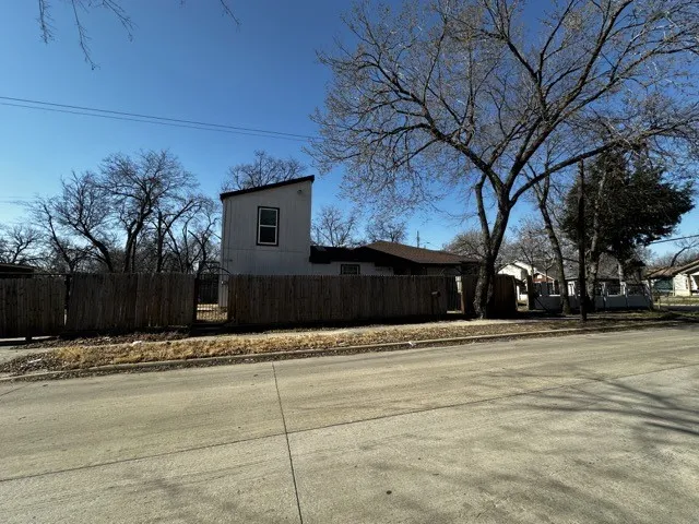 Triplex For Sale in Dallas County , 5118 Ash Lane, Dallas, Texas 75223, 4 Bedroom, 3 Bathroom, Garage spaces, 0 Sqft, built in 1923, Preowned, mls#21217019, Real Estate Agent in Dallas, Homes For Sale in Dallas county, Homes For Sale in Dallas, Realtor in Dallas Texas, Real Estate Brokerage Independent Realty Texas, Luminita Cordes Realtor