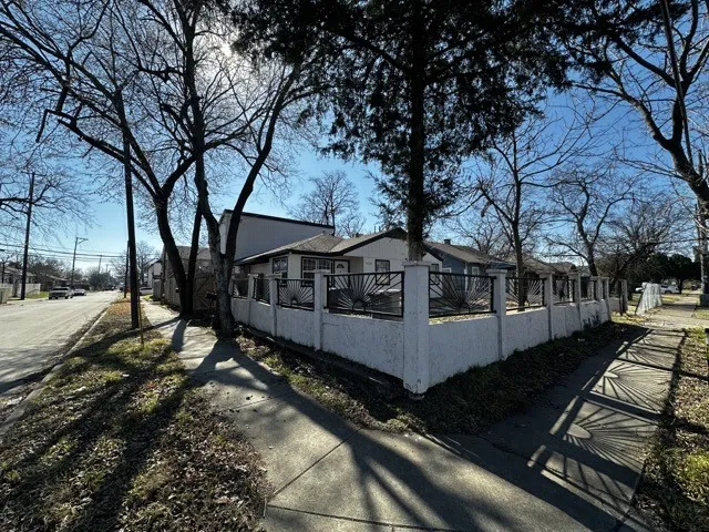 Triplex For Sale in Dallas County , 5118 Ash Lane, Dallas, Texas 75223, 4 Bedroom, 3 Bathroom, Garage spaces, 0 Sqft, built in 1923, Preowned, mls#21217019, Real Estate Agent in Dallas, Homes For Sale in Dallas county, Homes For Sale in Dallas, Realtor in Dallas Texas, Real Estate Brokerage Independent Realty Texas, Luminita Cordes Realtor
