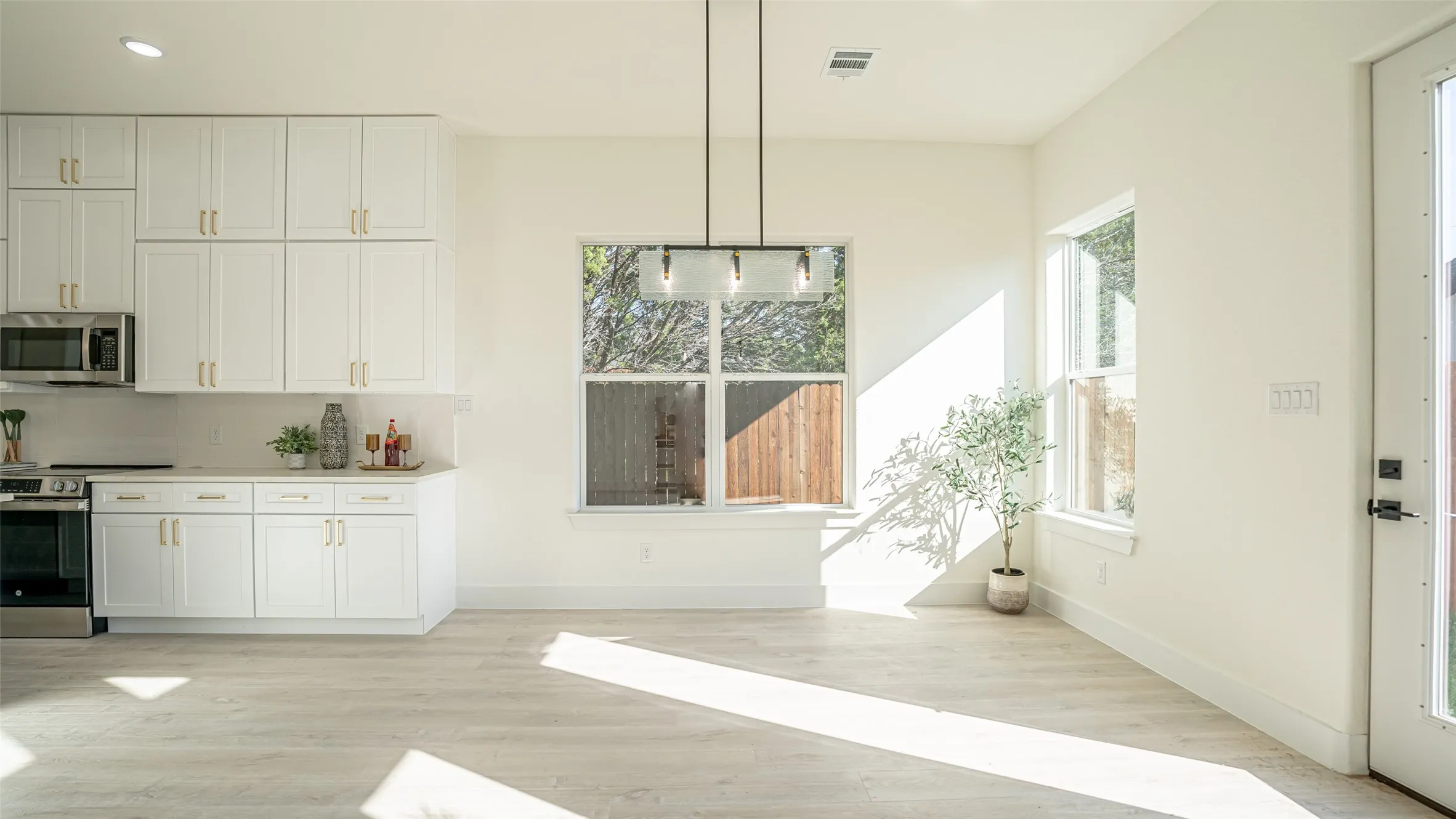 Single Family Residence For Sale in Hood County , 5634 Barkridge Drive, Granbury, Texas 76048, 4 Bedroom, 3 Bathroom, 2 Garage spaces, 2,228 Sqft, built in 2025, New Construction - Complete, mls#21215948, Real Estate Agent in Granbury, Homes For Sale in Hood county, Homes For Sale in Granbury, Realtor in Granbury Texas, Real Estate Brokerage Independent Realty Texas, Luminita Cordes Realtor