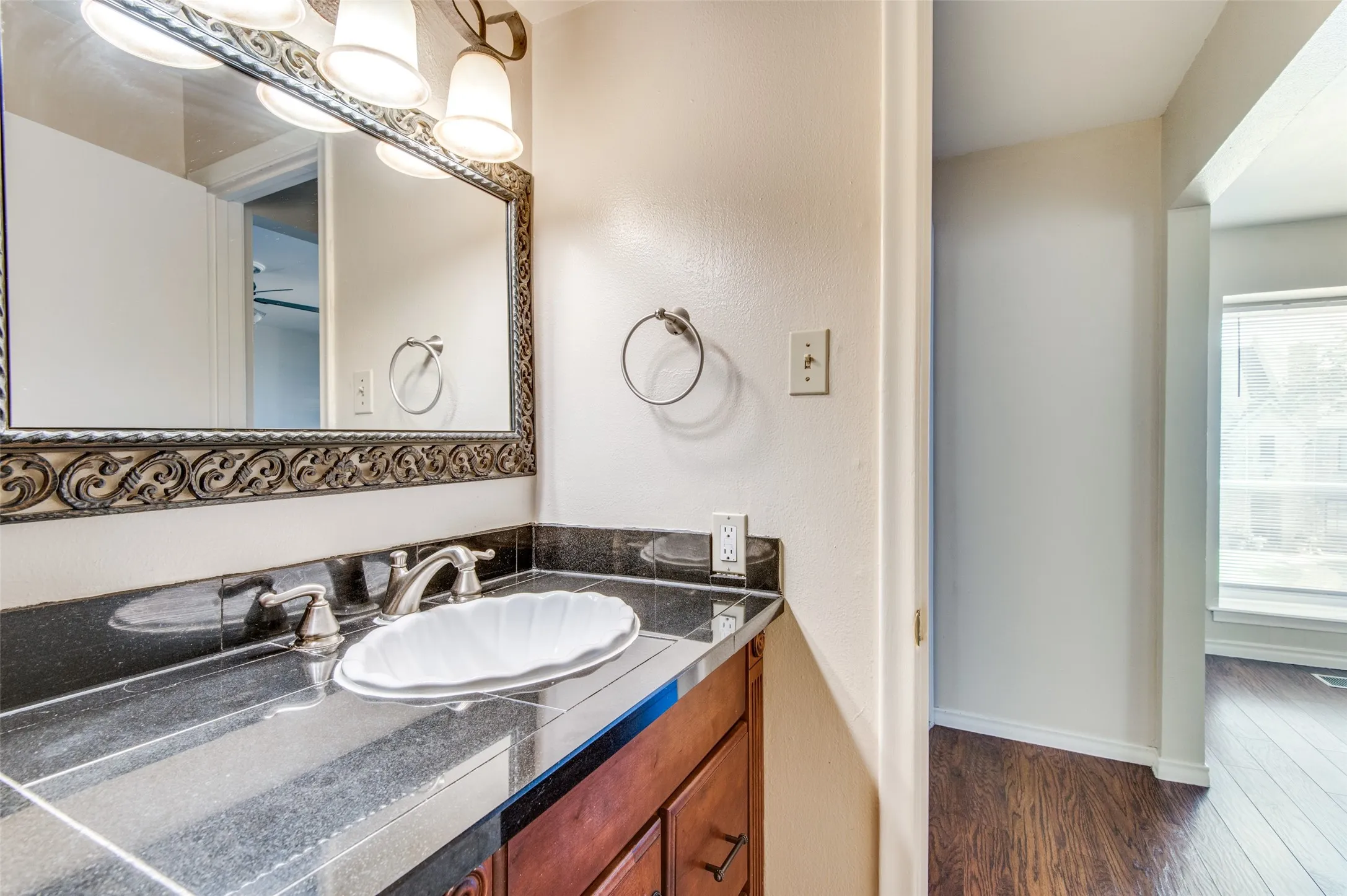 Condominium For Sale in Dallas County , 3446 Asbury Street, University Park, Texas 75205, 4 Bedroom, 6 Bathroom, Garage spaces, 3,560 Sqft, built in 1976, Preowned, mls#21217106, Real Estate Agent in University Park, Homes For Sale in Dallas county, Homes For Sale in University Park, Realtor in University Park Texas, Real Estate Brokerage Independent Realty Texas, Luminita Cordes Realtor