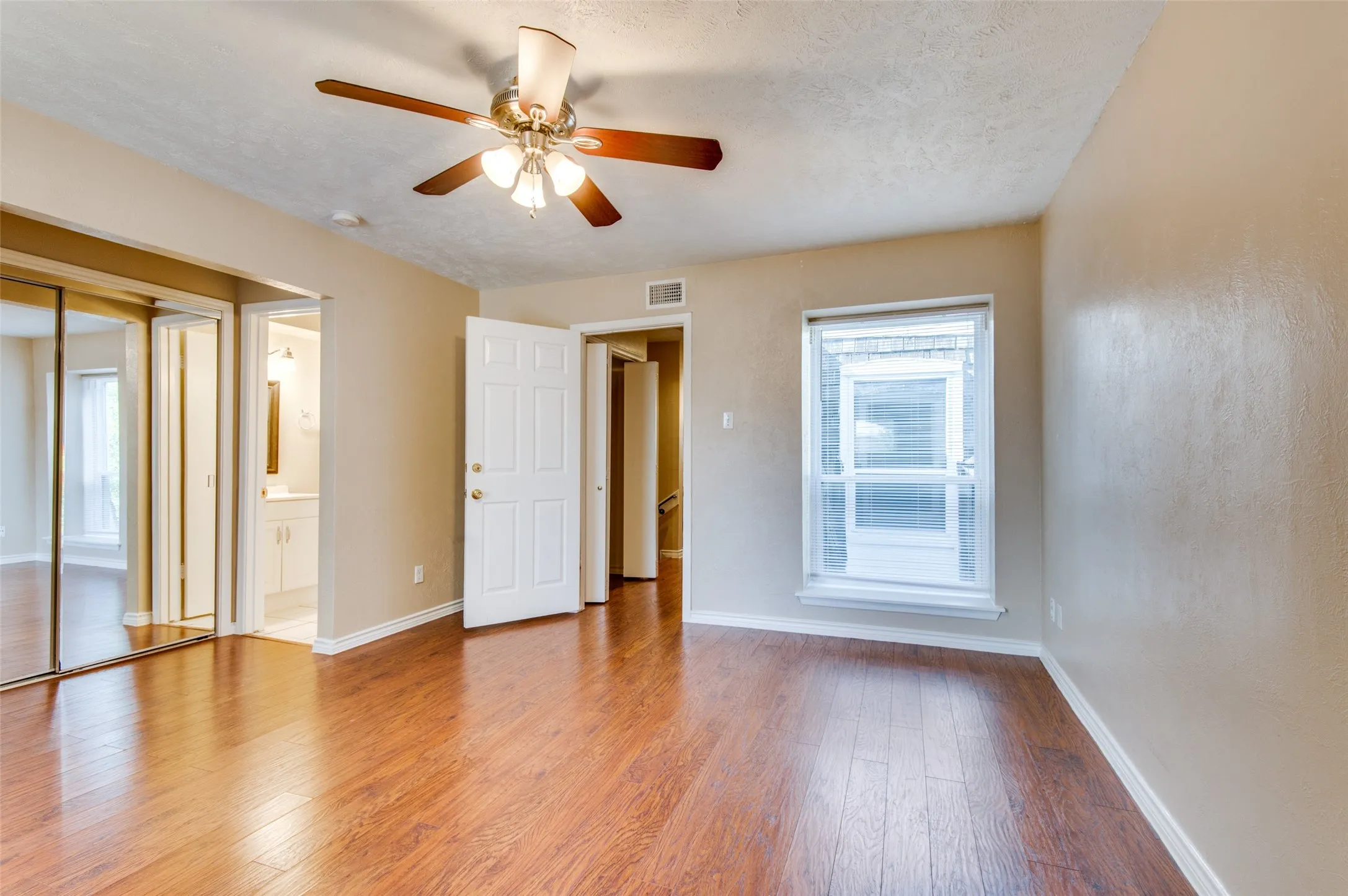 Condominium For Sale in Dallas County , 3446 Asbury Street, University Park, Texas 75205, 4 Bedroom, 6 Bathroom, Garage spaces, 3,560 Sqft, built in 1976, Preowned, mls#21217106, Real Estate Agent in University Park, Homes For Sale in Dallas county, Homes For Sale in University Park, Realtor in University Park Texas, Real Estate Brokerage Independent Realty Texas, Luminita Cordes Realtor