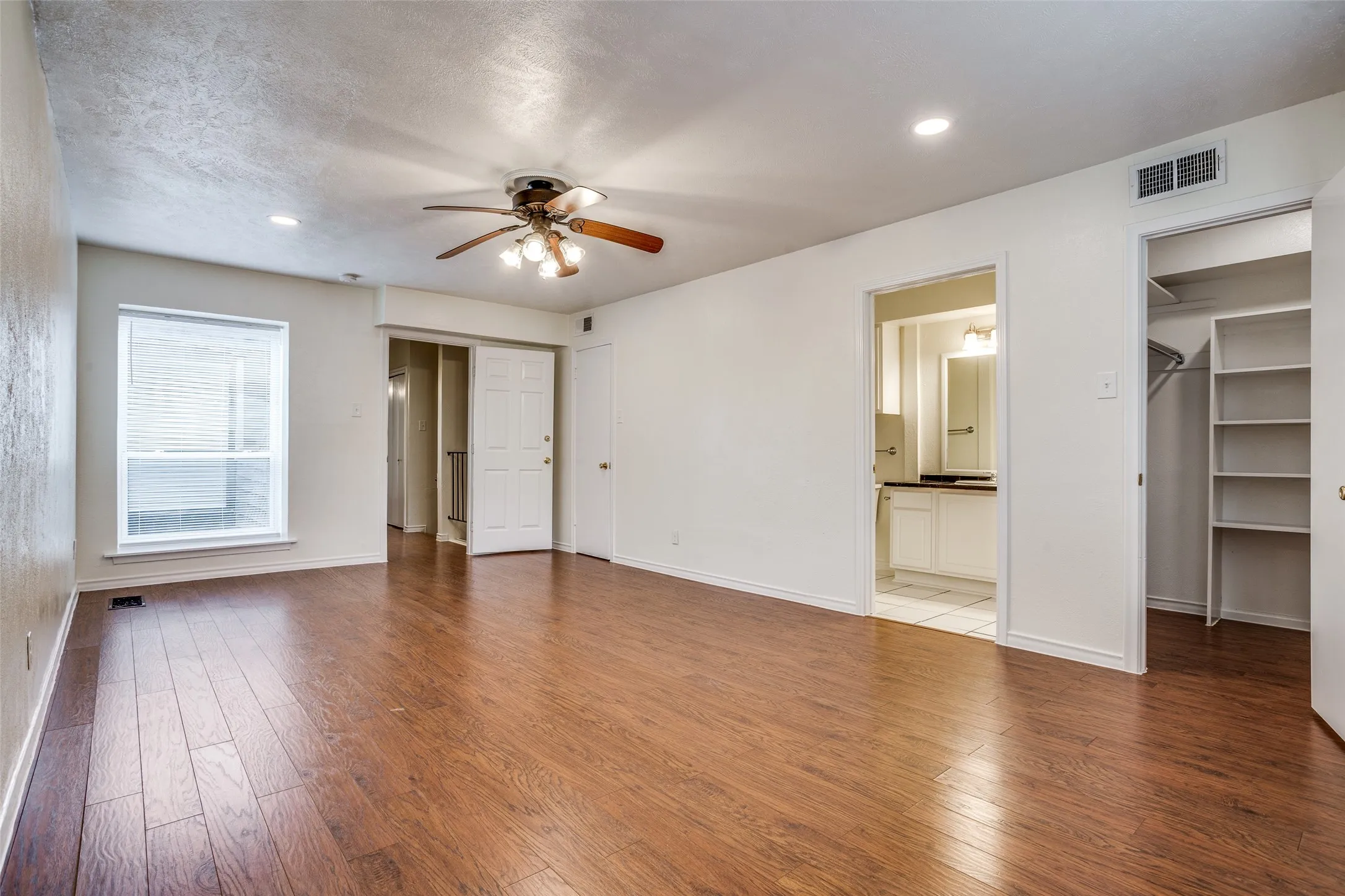 Condominium For Sale in Dallas County , 3446 Asbury Street, University Park, Texas 75205, 4 Bedroom, 6 Bathroom, Garage spaces, 3,560 Sqft, built in 1976, Preowned, mls#21217106, Real Estate Agent in University Park, Homes For Sale in Dallas county, Homes For Sale in University Park, Realtor in University Park Texas, Real Estate Brokerage Independent Realty Texas, Luminita Cordes Realtor