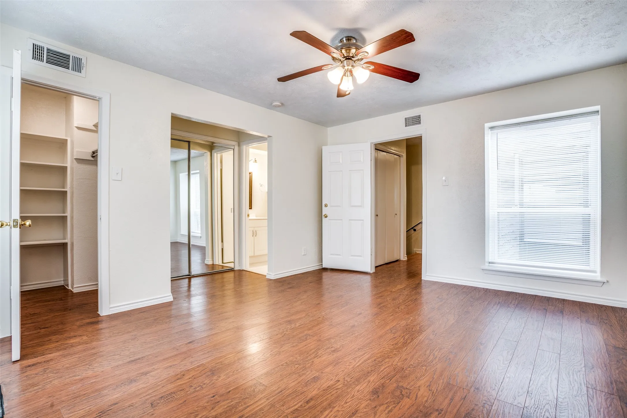 Condominium For Sale in Dallas County , 3446 Asbury Street, University Park, Texas 75205, 4 Bedroom, 6 Bathroom, Garage spaces, 3,560 Sqft, built in 1976, Preowned, mls#21217106, Real Estate Agent in University Park, Homes For Sale in Dallas county, Homes For Sale in University Park, Realtor in University Park Texas, Real Estate Brokerage Independent Realty Texas, Luminita Cordes Realtor