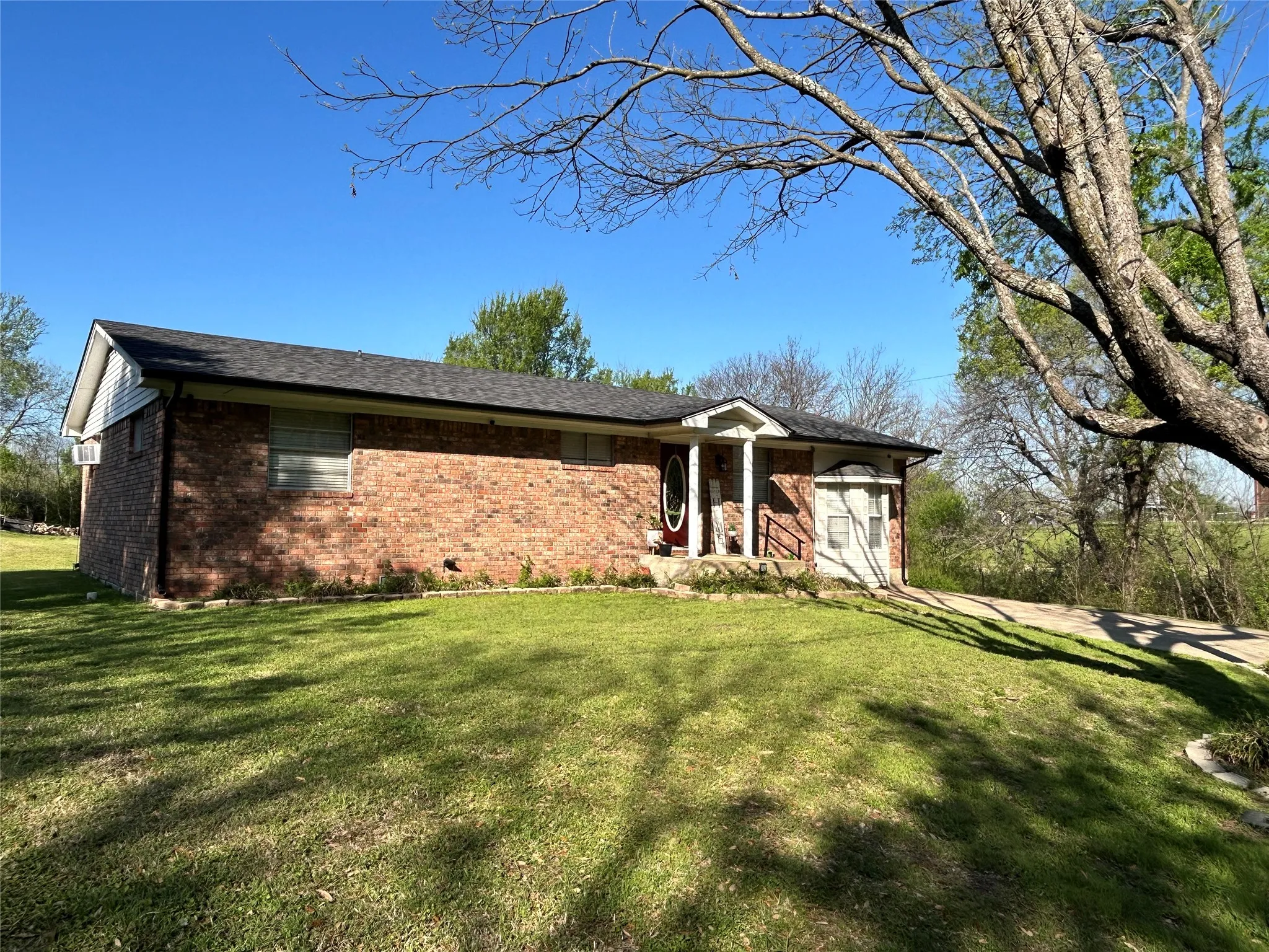 Single Family Residence For Sale in Ellis County , 303 N Caesar Street, Ennis, Texas 75119, 5 Bedroom, 3 Bathroom, Garage spaces, 2,267 Sqft, built in 1976, Preowned, mls#21217131, Real Estate Agent in Ennis, Homes For Sale in Ellis county, Homes For Sale in Ennis, Realtor in Ennis Texas, Real Estate Brokerage Independent Realty Texas, Luminita Cordes Realtor