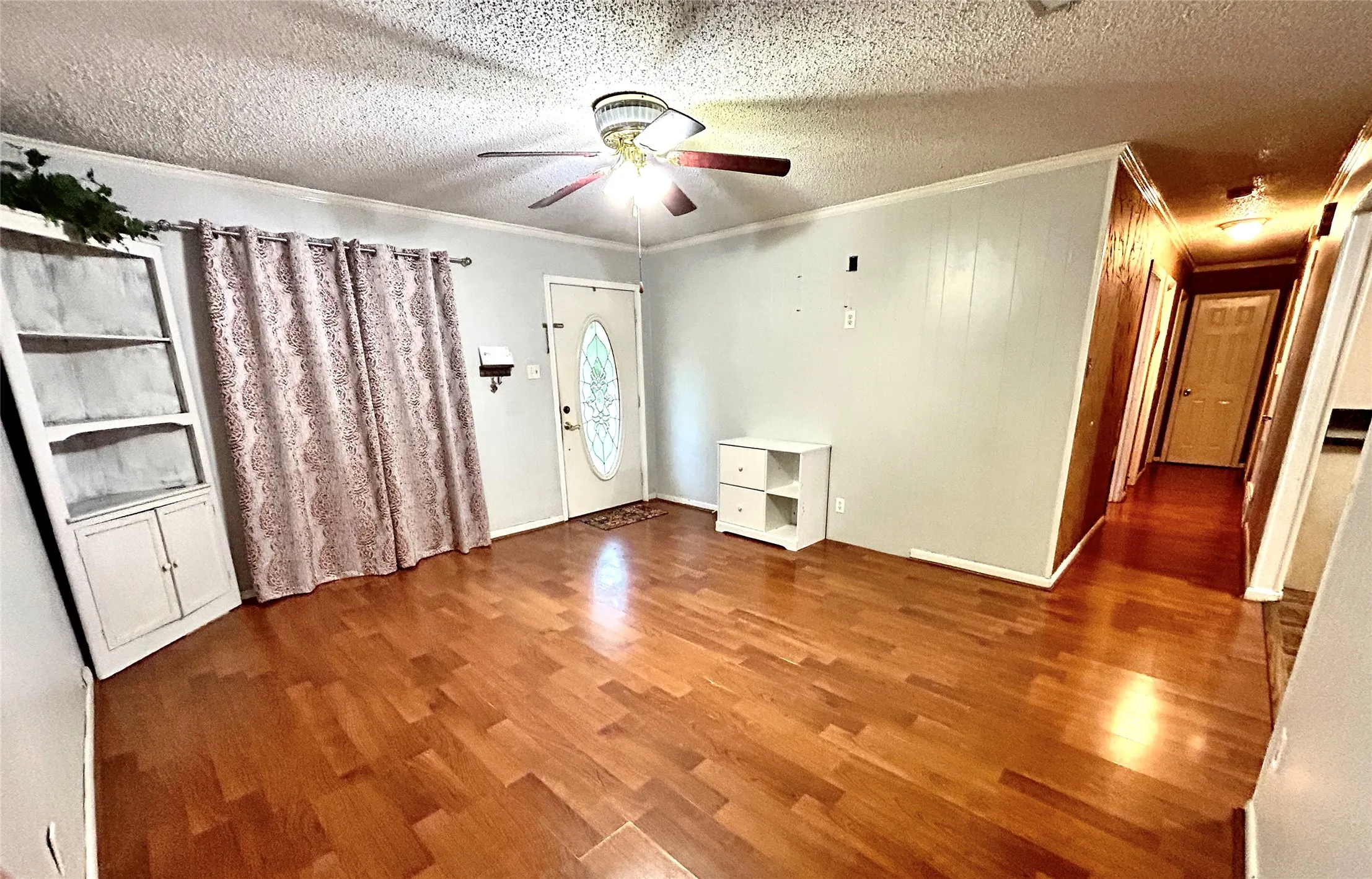 Single Family Residence For Sale in Ellis County , 303 N Caesar Street, Ennis, Texas 75119, 5 Bedroom, 3 Bathroom, Garage spaces, 2,267 Sqft, built in 1976, Preowned, mls#21217131, Real Estate Agent in Ennis, Homes For Sale in Ellis county, Homes For Sale in Ennis, Realtor in Ennis Texas, Real Estate Brokerage Independent Realty Texas, Luminita Cordes Realtor