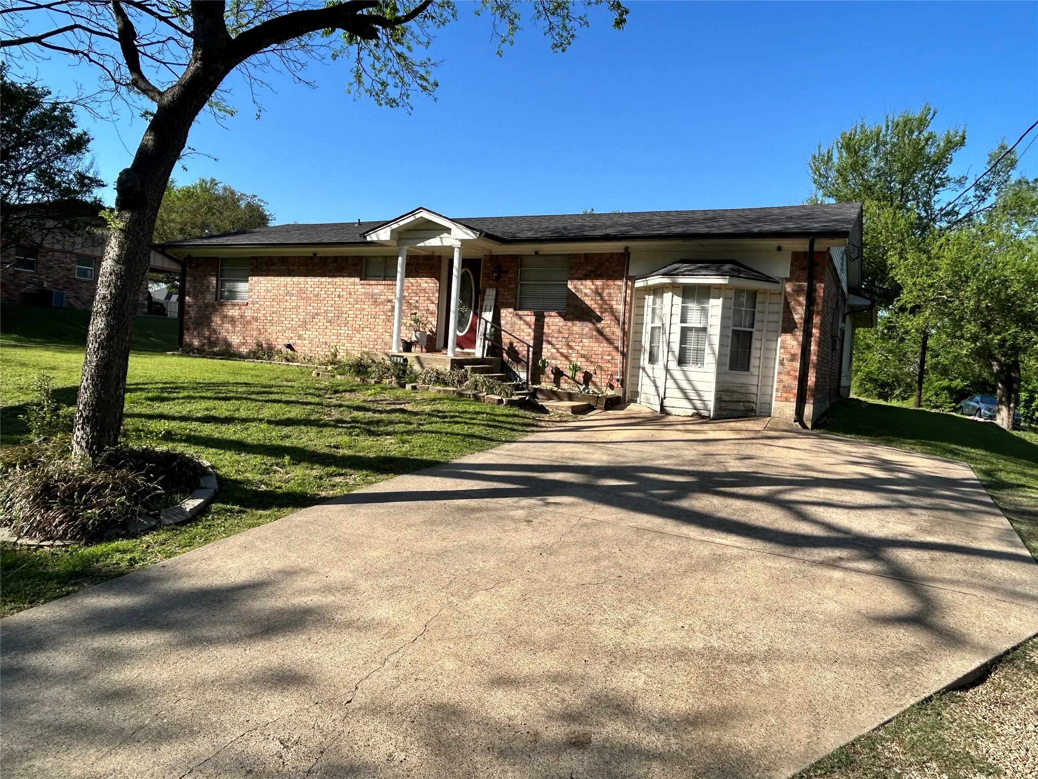 Single Family Residence For Sale in Ellis County , 303 N Caesar Street, Ennis, Texas 75119, 5 Bedroom, 3 Bathroom, Garage spaces, 2,267 Sqft, built in 1976, Preowned, mls#21217131, Real Estate Agent in Ennis, Homes For Sale in Ellis county, Homes For Sale in Ennis, Realtor in Ennis Texas, Real Estate Brokerage Independent Realty Texas, Luminita Cordes Realtor
