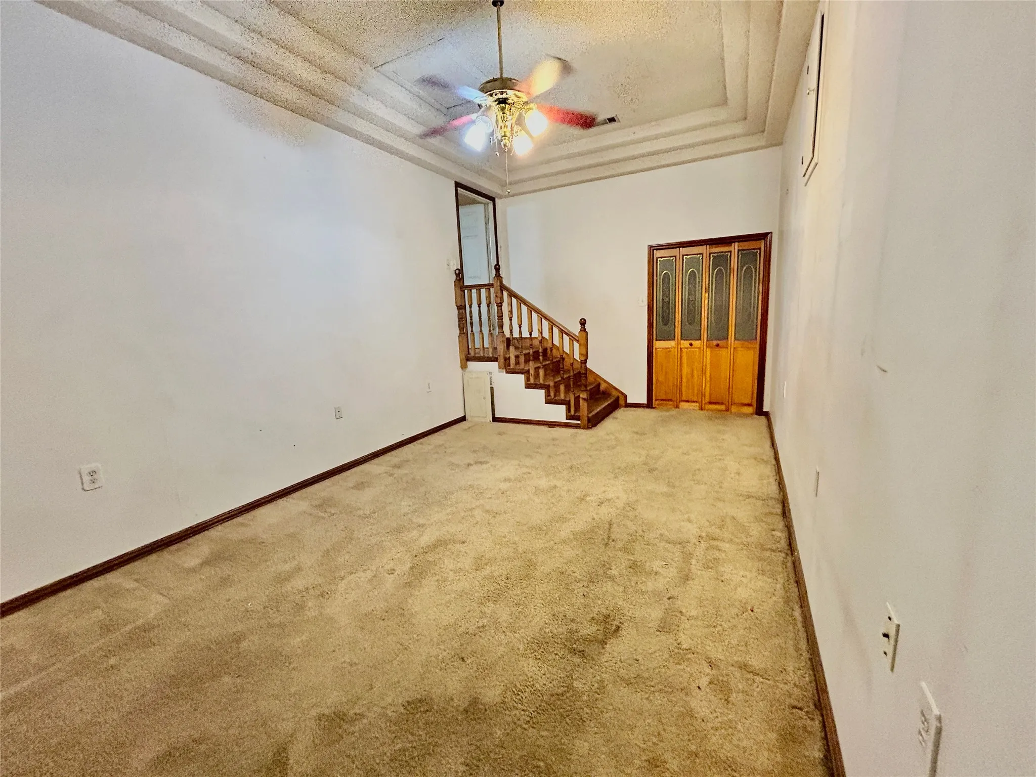 Single Family Residence For Sale in Ellis County , 303 N Caesar Street, Ennis, Texas 75119, 5 Bedroom, 3 Bathroom, Garage spaces, 2,267 Sqft, built in 1976, Preowned, mls#21217131, Real Estate Agent in Ennis, Homes For Sale in Ellis county, Homes For Sale in Ennis, Realtor in Ennis Texas, Real Estate Brokerage Independent Realty Texas, Luminita Cordes Realtor