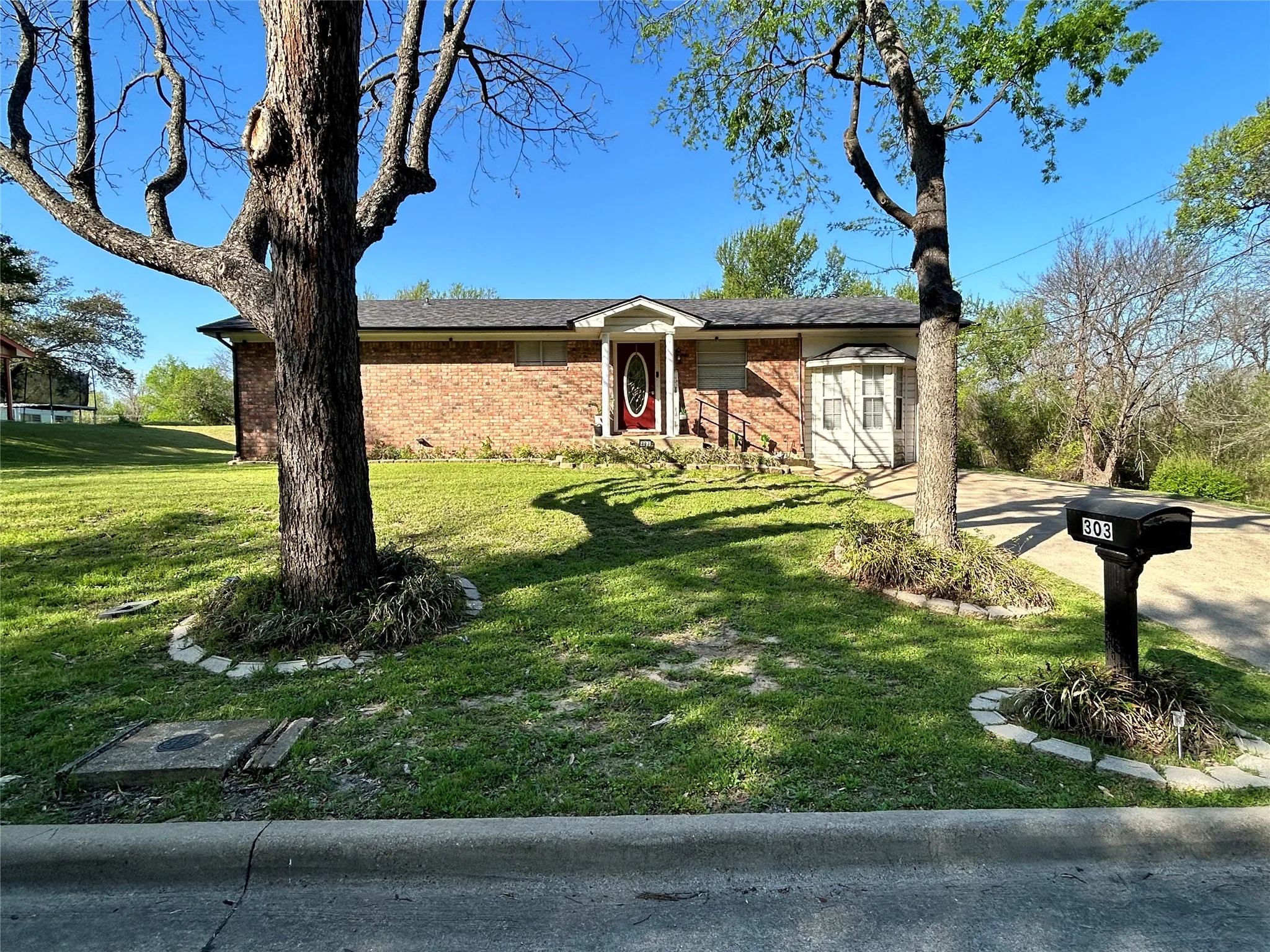 Single Family Residence For Sale in Ellis County , 303 N Caesar Street, Ennis, Texas 75119, 5 Bedroom, 3 Bathroom, Garage spaces, 2,267 Sqft, built in 1976, Preowned, mls#21217131, Real Estate Agent in Ennis, Homes For Sale in Ellis county, Homes For Sale in Ennis, Realtor in Ennis Texas, Real Estate Brokerage Independent Realty Texas, Luminita Cordes Realtor