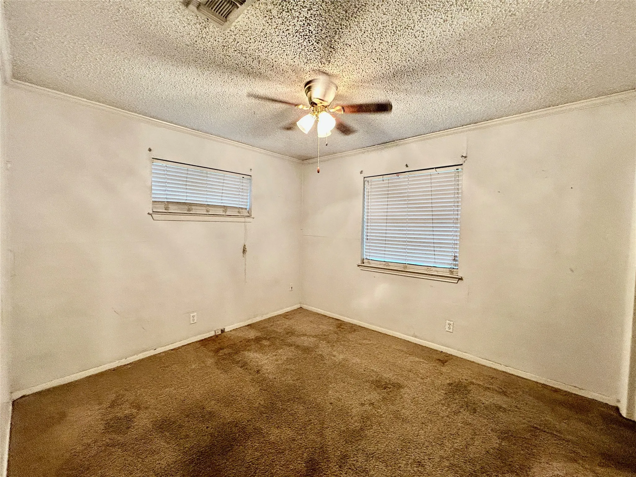 Single Family Residence For Sale in Ellis County , 303 N Caesar Street, Ennis, Texas 75119, 5 Bedroom, 3 Bathroom, Garage spaces, 2,267 Sqft, built in 1976, Preowned, mls#21217131, Real Estate Agent in Ennis, Homes For Sale in Ellis county, Homes For Sale in Ennis, Realtor in Ennis Texas, Real Estate Brokerage Independent Realty Texas, Luminita Cordes Realtor