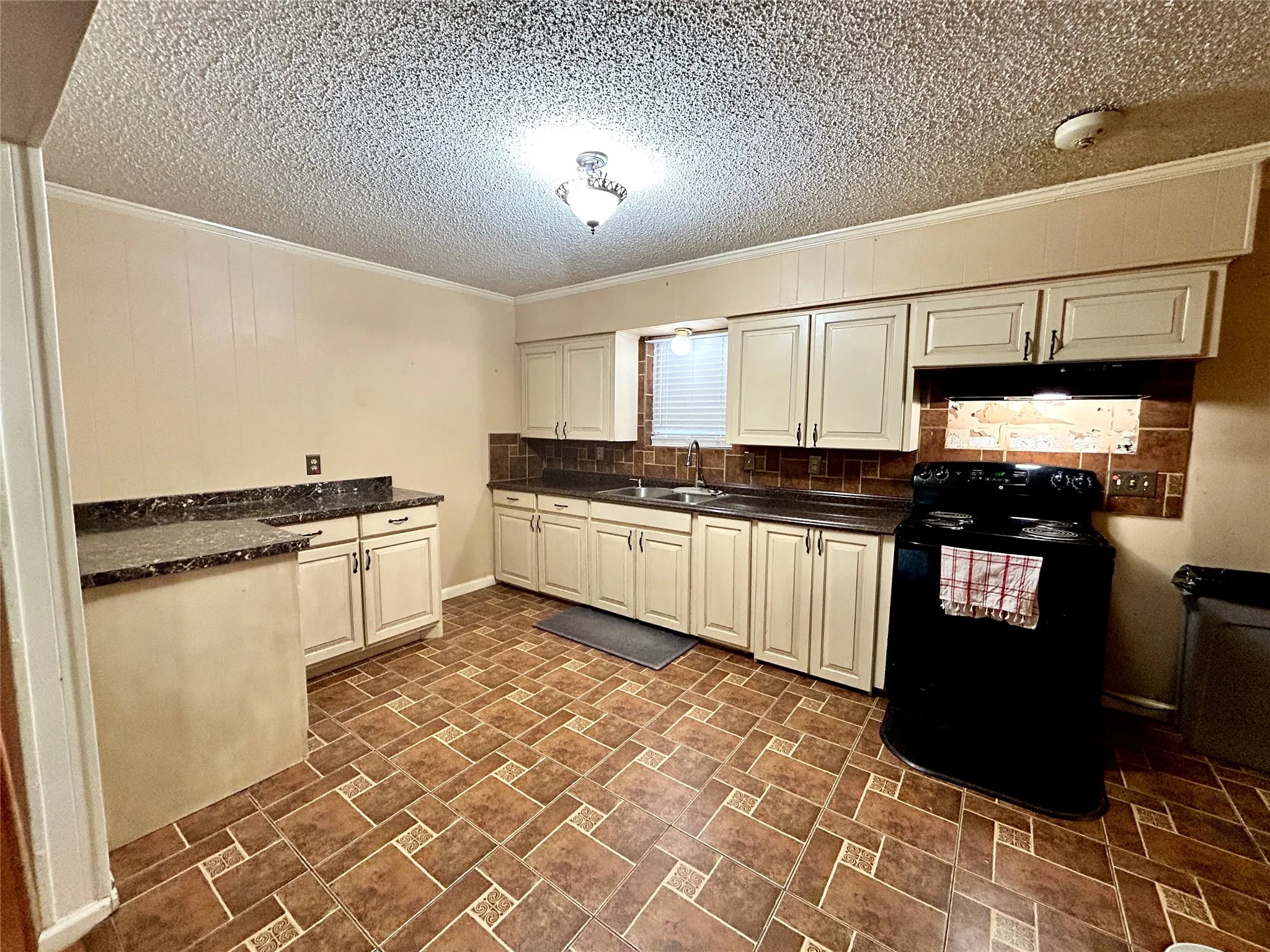 Single Family Residence For Sale in Ellis County , 303 N Caesar Street, Ennis, Texas 75119, 5 Bedroom, 3 Bathroom, Garage spaces, 2,267 Sqft, built in 1976, Preowned, mls#21217131, Real Estate Agent in Ennis, Homes For Sale in Ellis county, Homes For Sale in Ennis, Realtor in Ennis Texas, Real Estate Brokerage Independent Realty Texas, Luminita Cordes Realtor