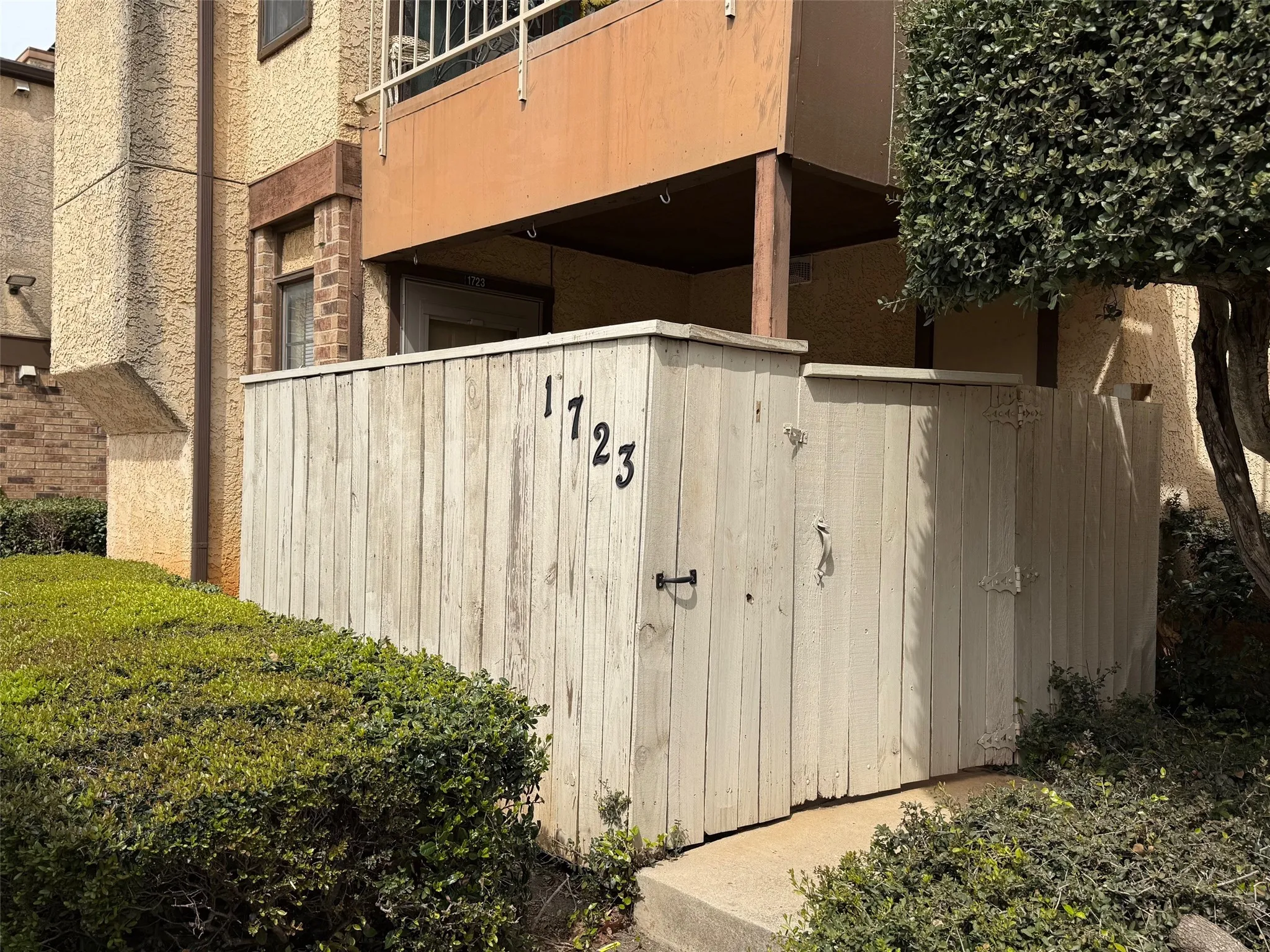 Condominium For Sale in Tarrant County , 1723 Crest Grove Drive 120B, Arlington, Texas 76012, 1 Bedroom, 1 Bathroom, Garage spaces, 641 Sqft, built in 1983, Preowned, mls#21217152, Real Estate Agent in Arlington, Homes For Sale in Tarrant county, Homes For Sale in Arlington, Realtor in Arlington Texas, Real Estate Brokerage Independent Realty Texas, Luminita Cordes Realtor