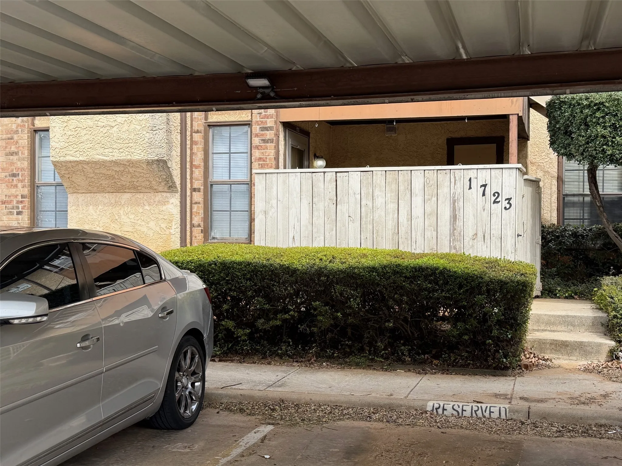 Condominium For Sale in Tarrant County , 1723 Crest Grove Drive 120B, Arlington, Texas 76012, 1 Bedroom, 1 Bathroom, Garage spaces, 641 Sqft, built in 1983, Preowned, mls#21217152, Real Estate Agent in Arlington, Homes For Sale in Tarrant county, Homes For Sale in Arlington, Realtor in Arlington Texas, Real Estate Brokerage Independent Realty Texas, Luminita Cordes Realtor
