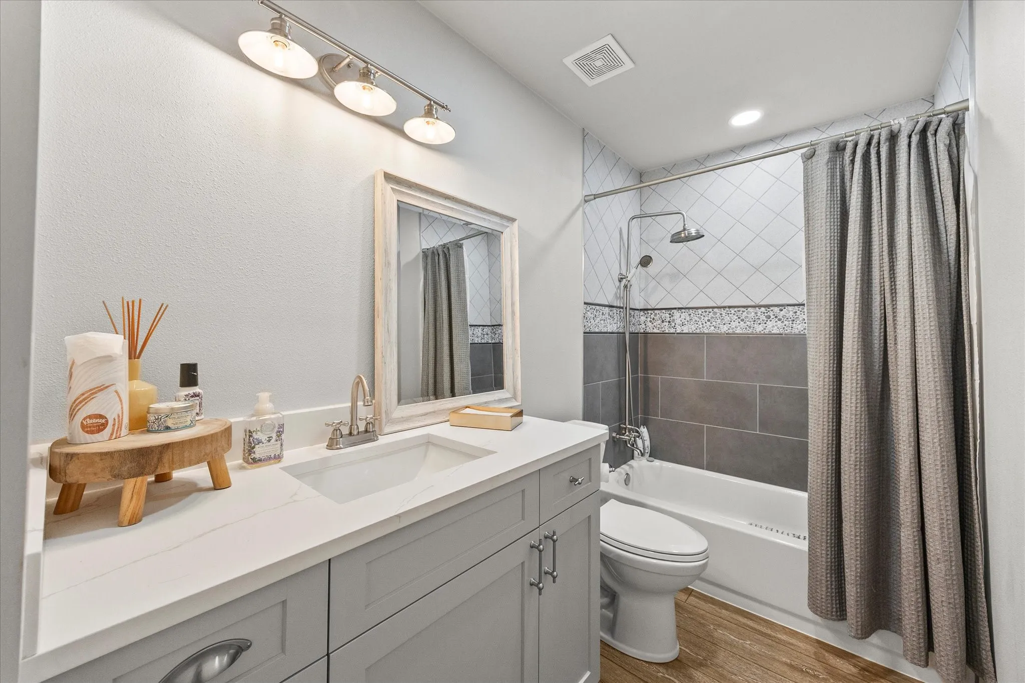 Single Family Residence For Sale in Rockwall County , 2201 Connie Ln, Rockwall, Texas 75032, 3 Bedrooms, 2 Bathrooms, Garage spaces, 1,647 Sqft, built in 1991, Preowned, Price $899,900, mls#21217181, Real Estate Agent in Rockwall, Homes For Sale in Rockwall county, Homes For Sale in Rockwall, Realtor in Rockwall Texas, Real Estate Brokerage Independent Realty Texas, Luminita Cordes Realtor