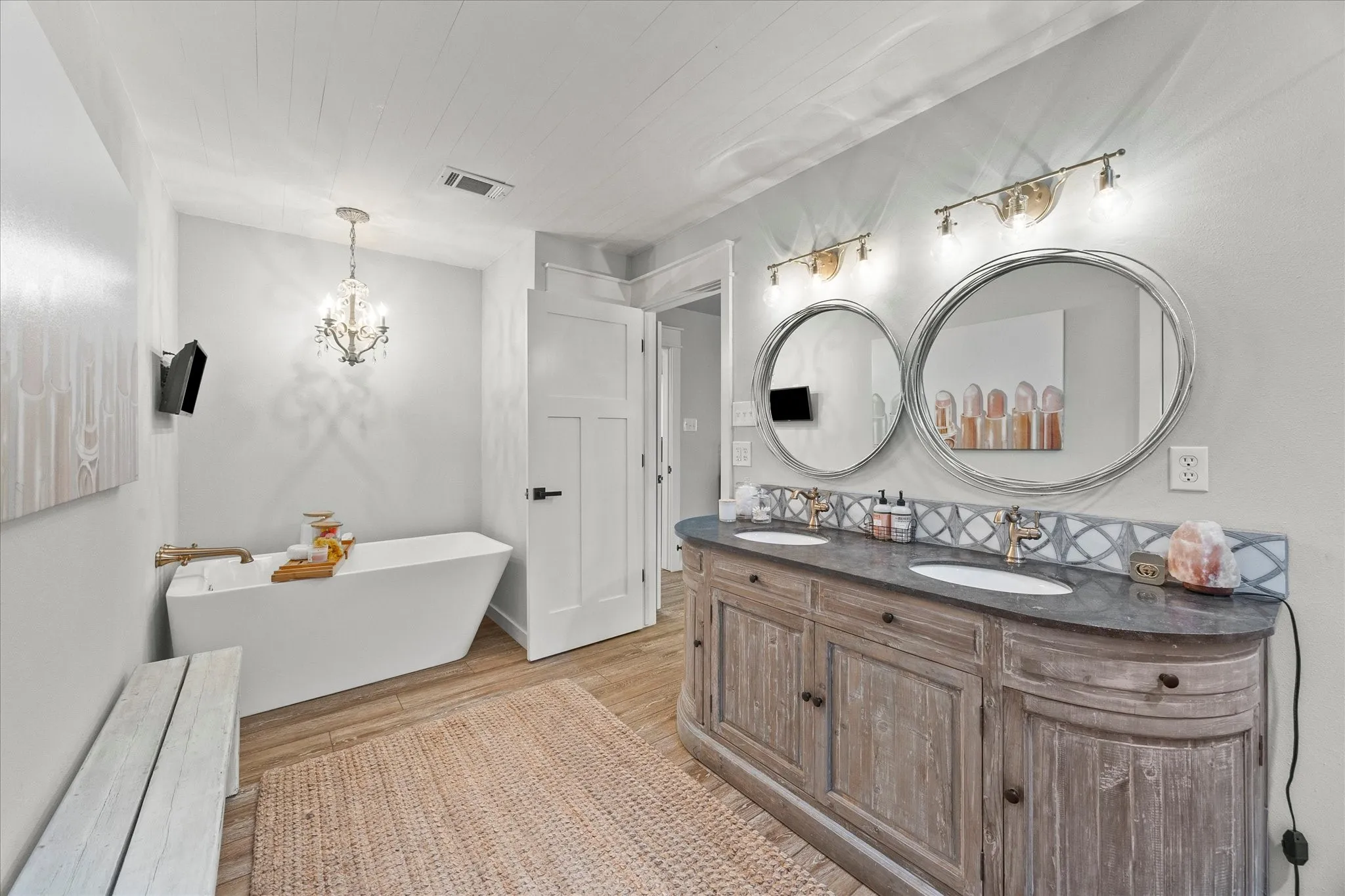 Single Family Residence For Sale in Rockwall County , 2201 Connie Ln, Rockwall, Texas 75032, 3 Bedrooms, 2 Bathrooms, Garage spaces, 1,647 Sqft, built in 1991, Preowned, Price $899,900, mls#21217181, Real Estate Agent in Rockwall, Homes For Sale in Rockwall county, Homes For Sale in Rockwall, Realtor in Rockwall Texas, Real Estate Brokerage Independent Realty Texas, Luminita Cordes Realtor